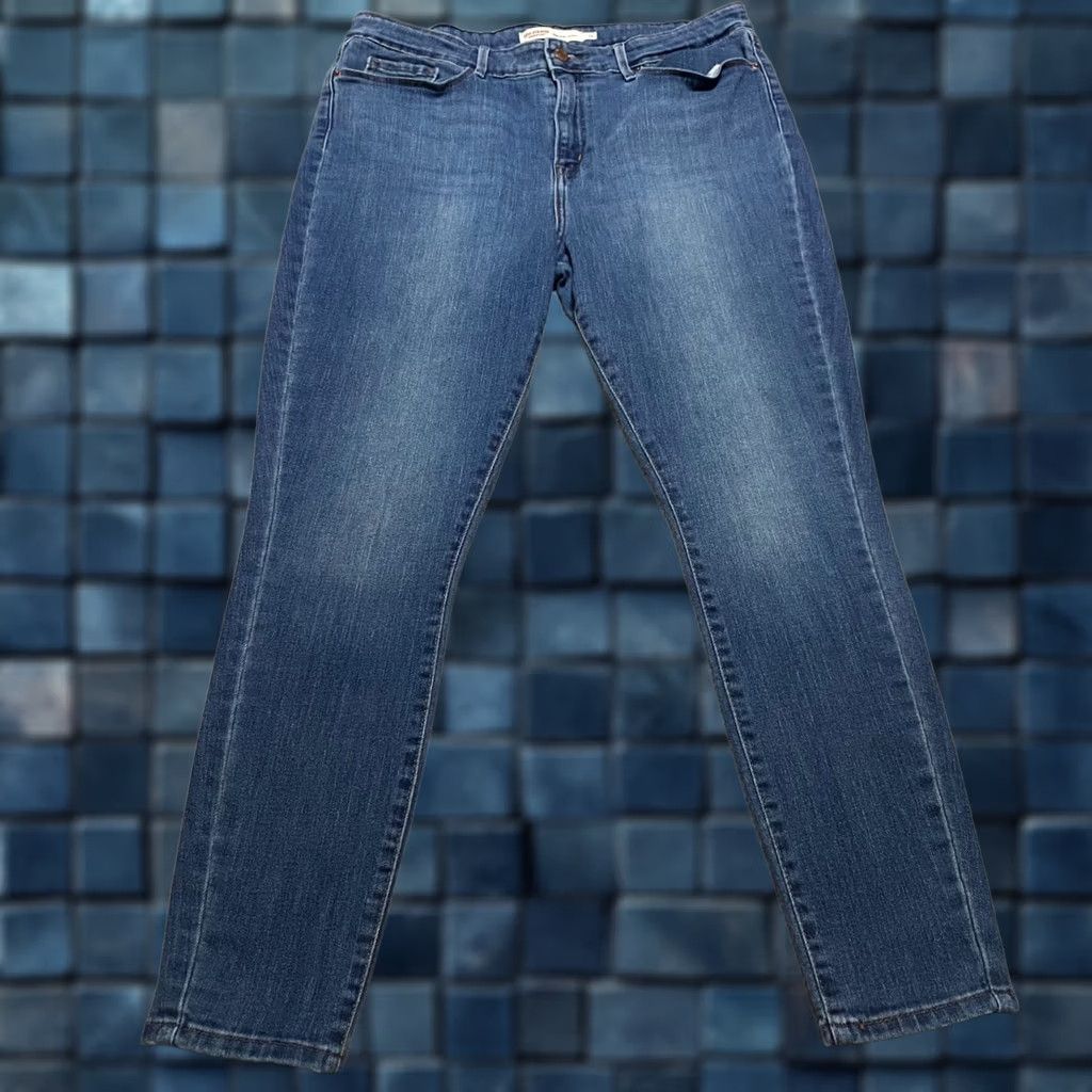 Levi's Levi's Jeans Signature Womens Jeans 16 Blue Denim Medium Wash High Rise Skinny Leg Stretch 5-Pocket Womens Size 38" / US 16 / IT 52 - 1 Thumbnail