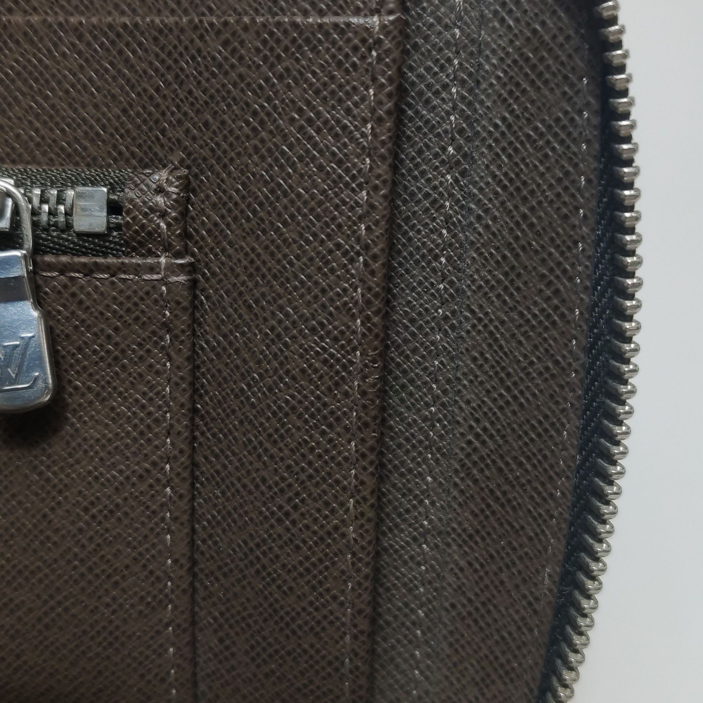 Louis Vuitton Louis Vuitton (LV) Atoll leather solid color zipper clutch Size ONE SIZE - 2 Thumbnail