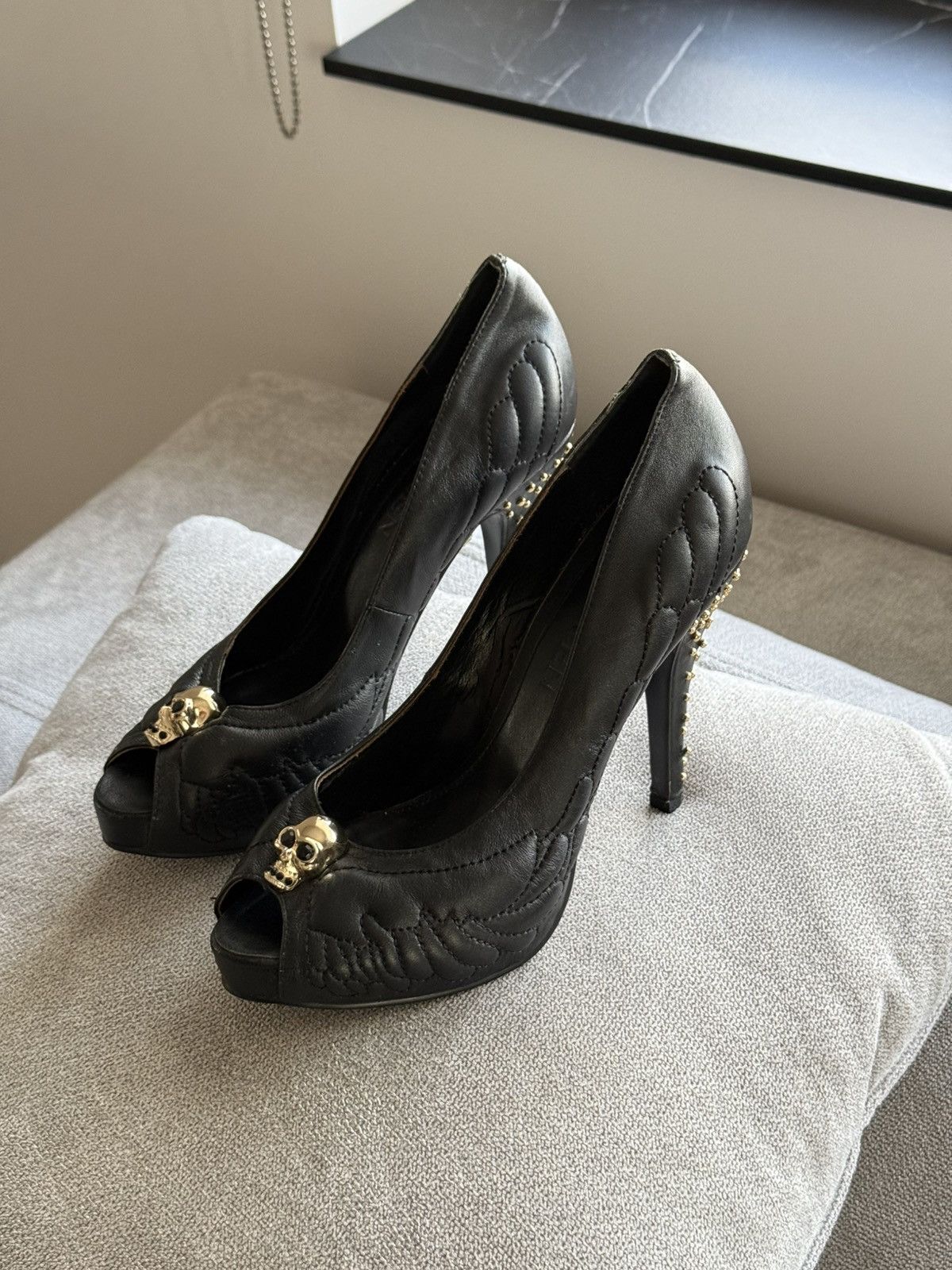 Alexander McQueen Alexander McQueen Gold Skull Black Leather Pumps Size US 10 / IT 40 - 1 Thumbnail