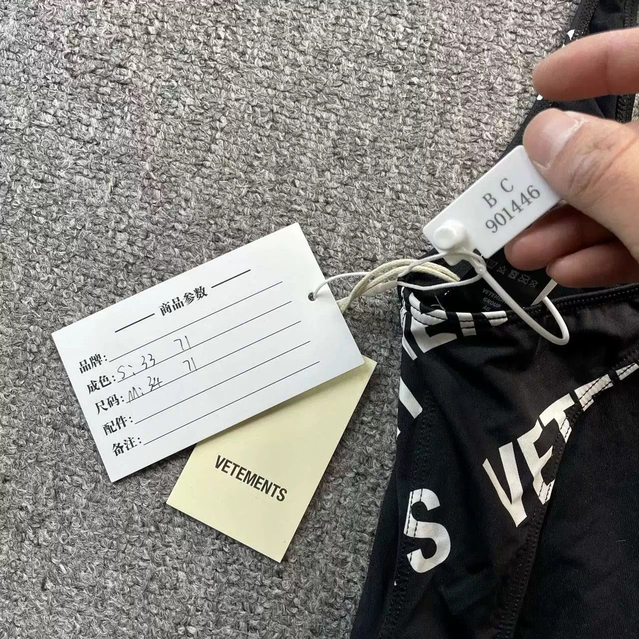 Vetements VETEMENTS Black Logo Cutout Vest Size US XS / EU 42 / 0 - 4 Thumbnail