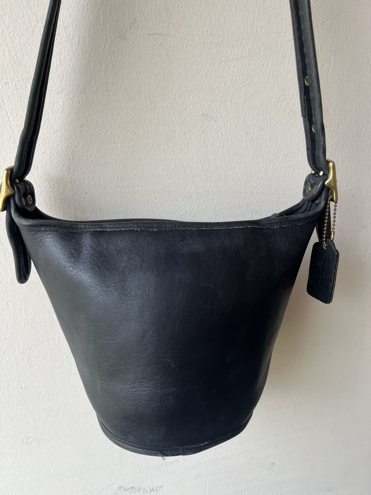 Coach Vintage 90s Coach Usa Patina Black Cowhide Leather Sling Bag Size ONE SIZE - 20 Thumbnail