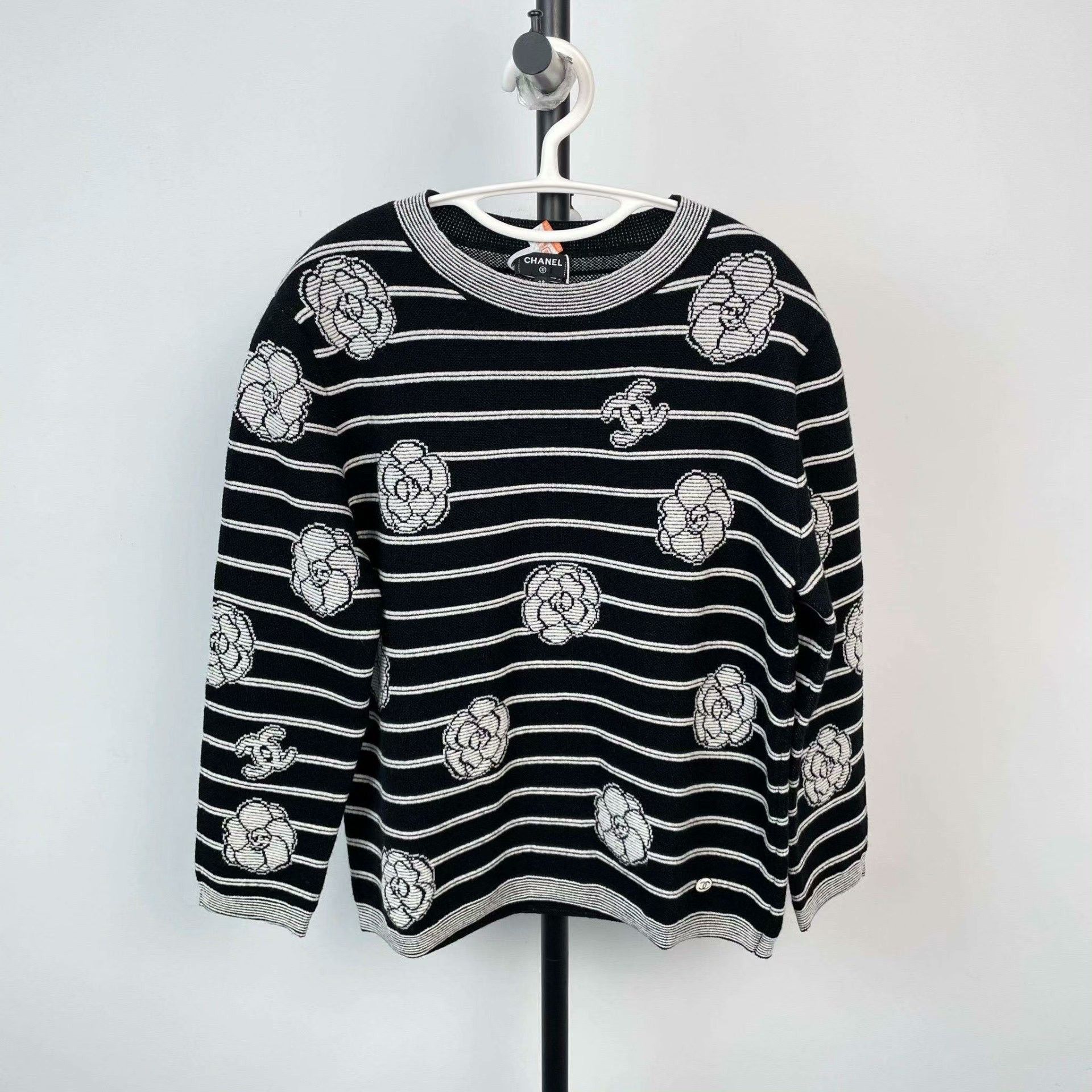 Chanel Chanel Knit Sweater 38 Women Size S / US 4 / IT 40 - 1 Thumbnail