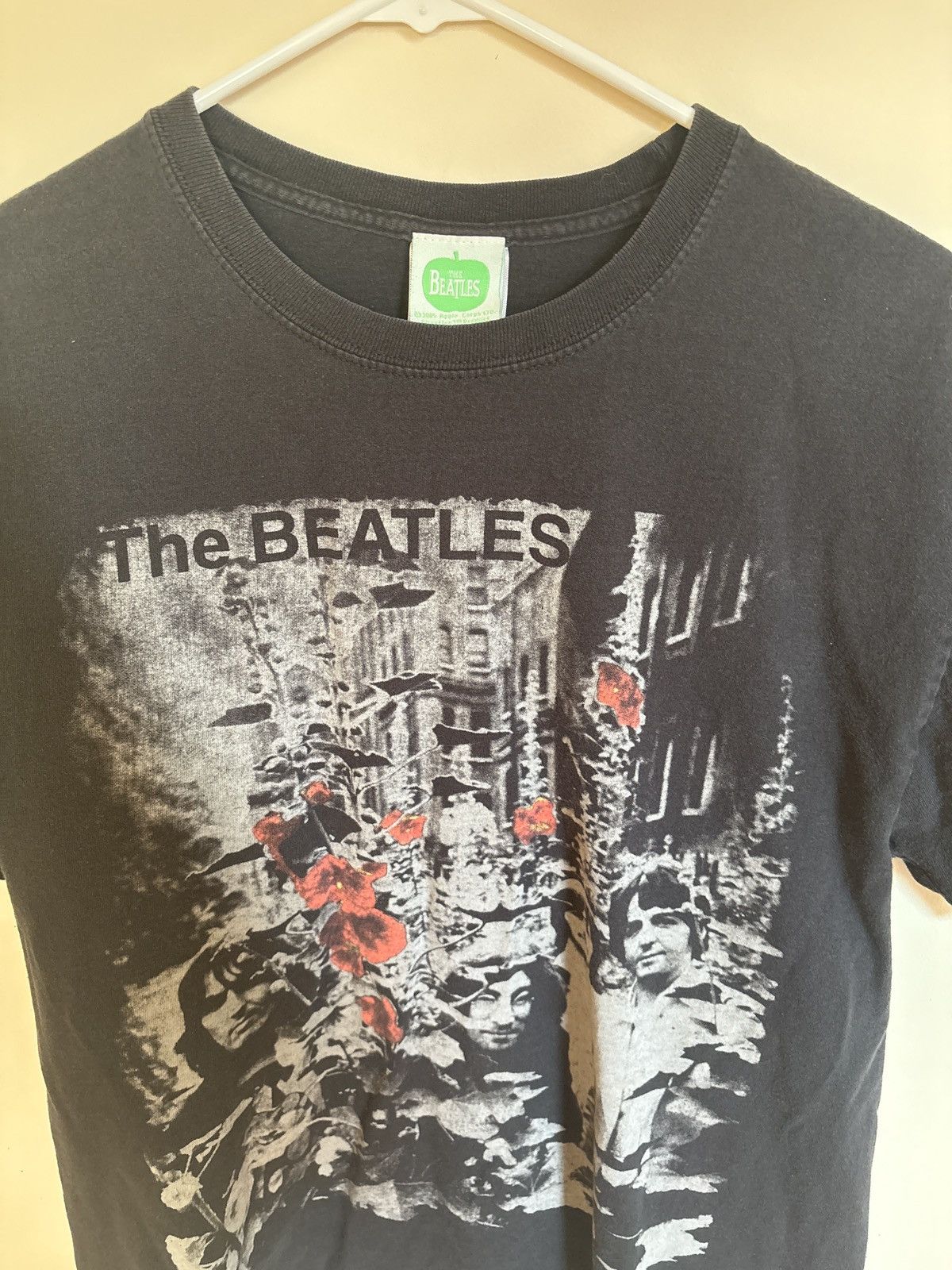 Other 2005 Apple x Beatles tee Size US M / EU 48-50 / 2 - 4 Thumbnail