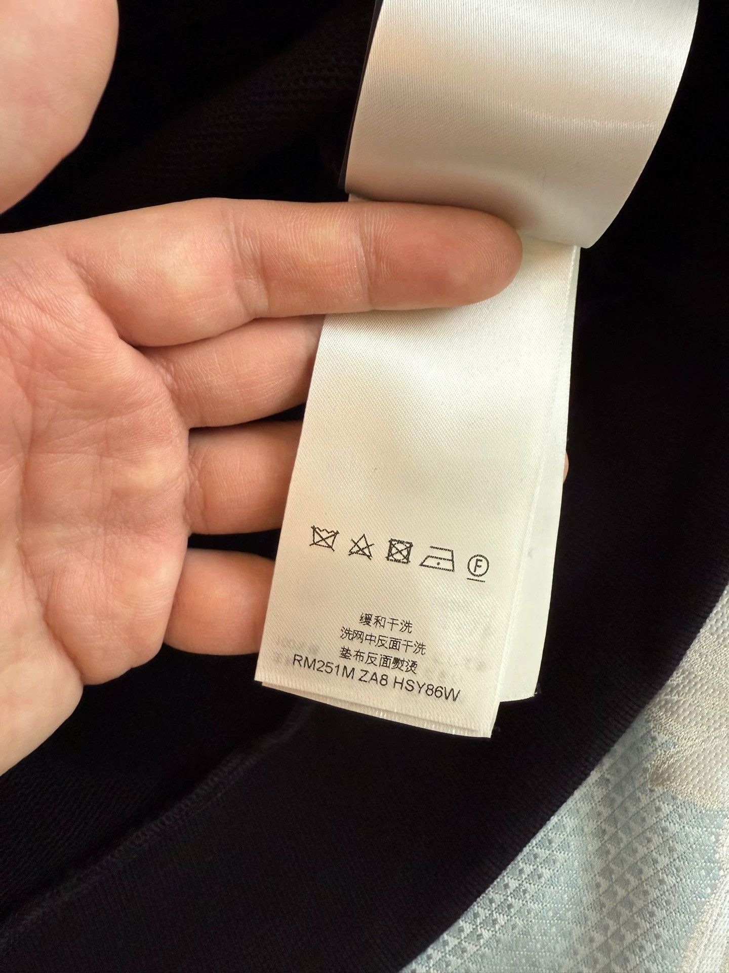 Louis Vuitton LV M Sweatshirt Big Crystal Logo Worn Twice, Stylish, Casual Size US M / EU 48-50 / 2 - 7 Thumbnail