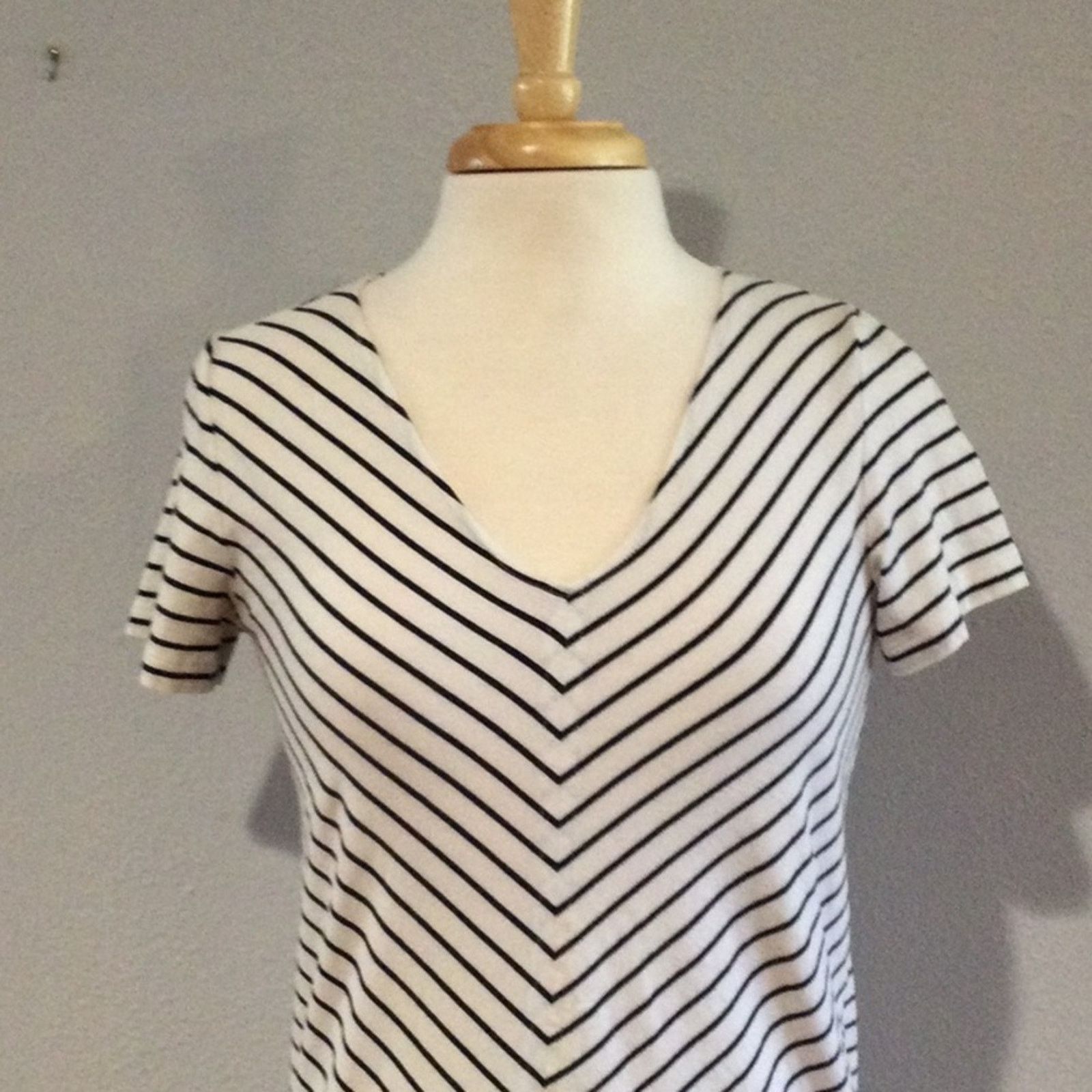 Jones New York Jones New York Signature Black/White Stripe V-neck Top Sz S Size S / US 4 / IT 40 - 2 Thumbnail