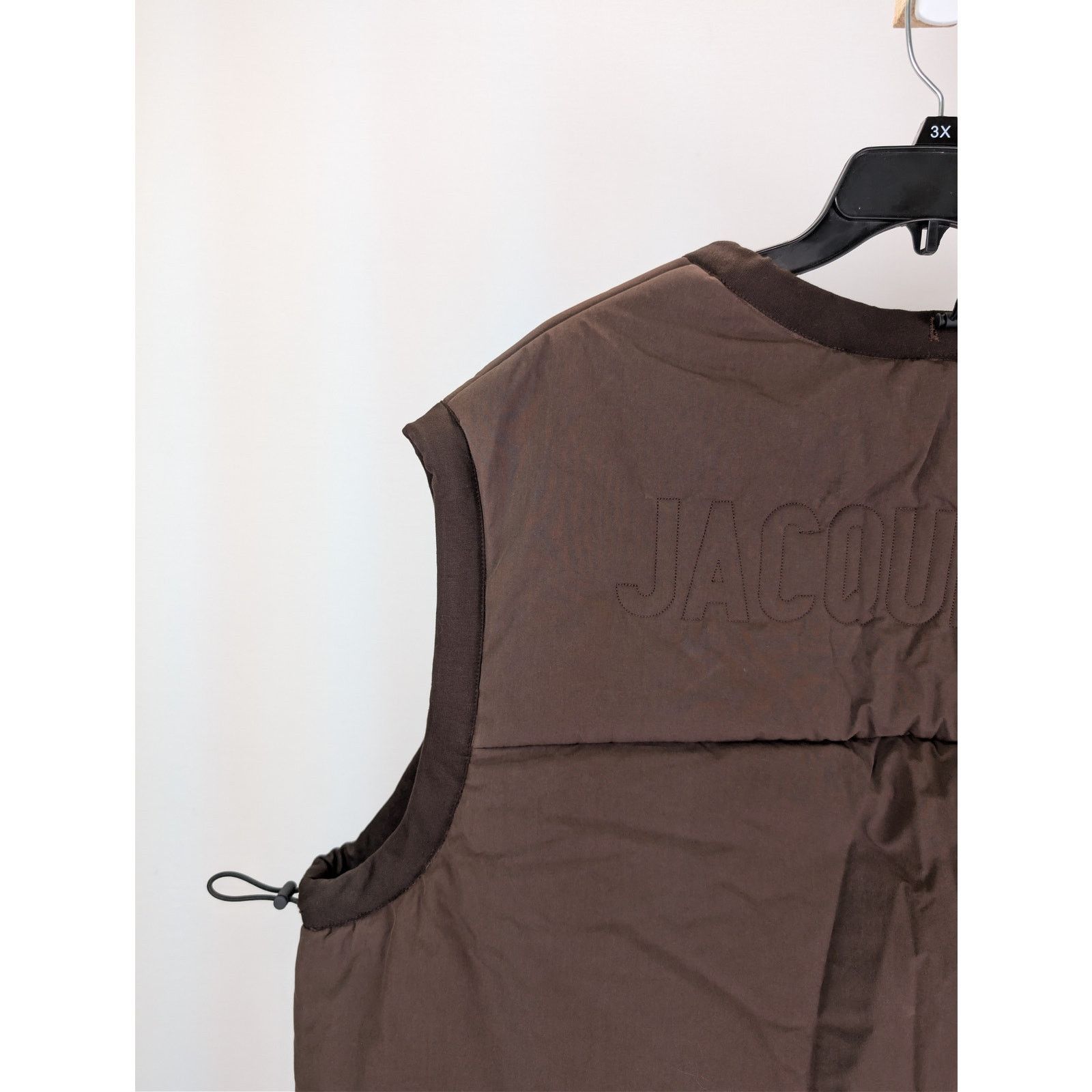 Jacquemus o1rshd1 'Le Gilet Carozzu' padded vest in dark brown Size US L / EU 52-54 / 3 - 17 Thumbnail