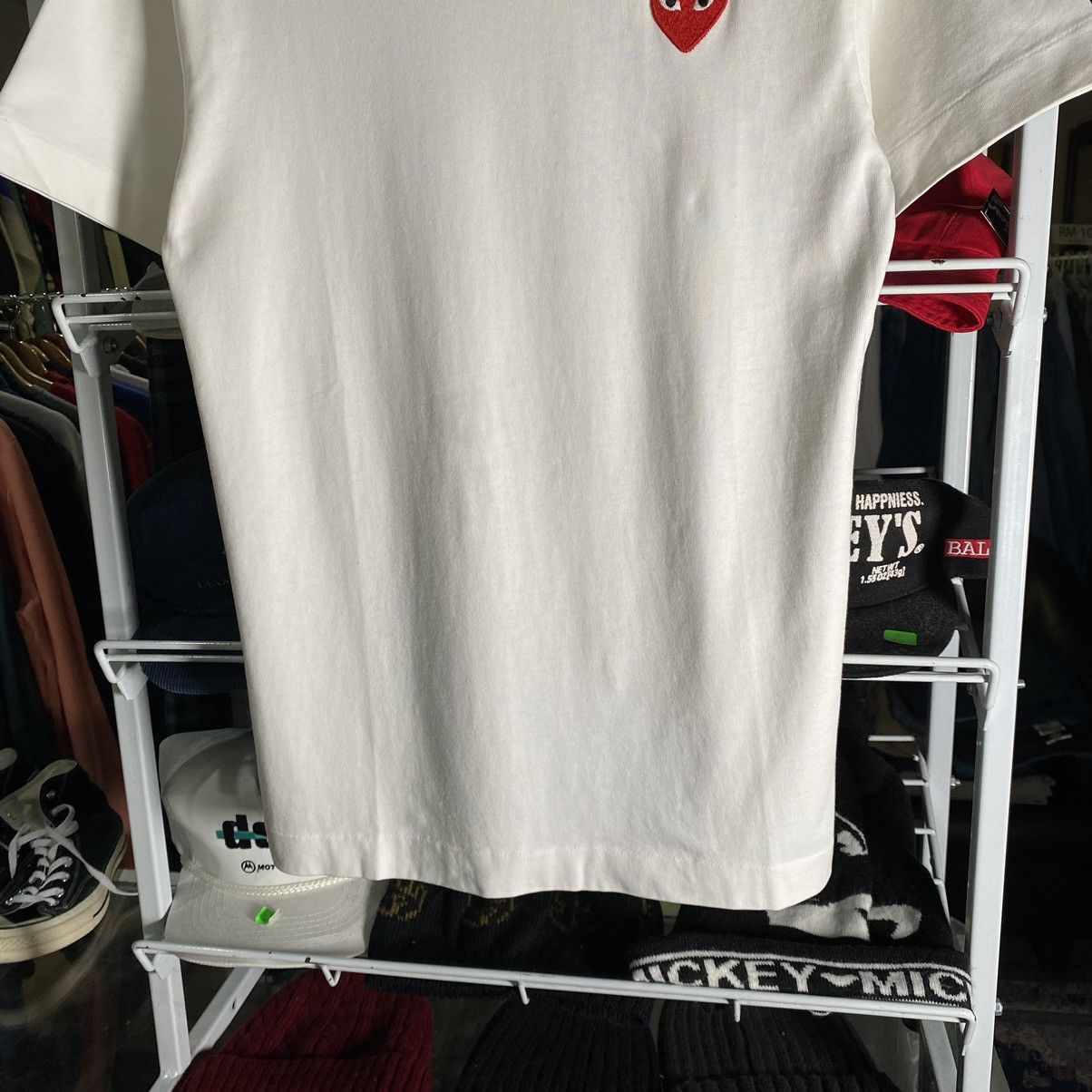 Comme des Garcons White Comme Des Garcons Play Tee with Red Heart Logo Size US S / EU 44-46 / 1 - 4 Thumbnail