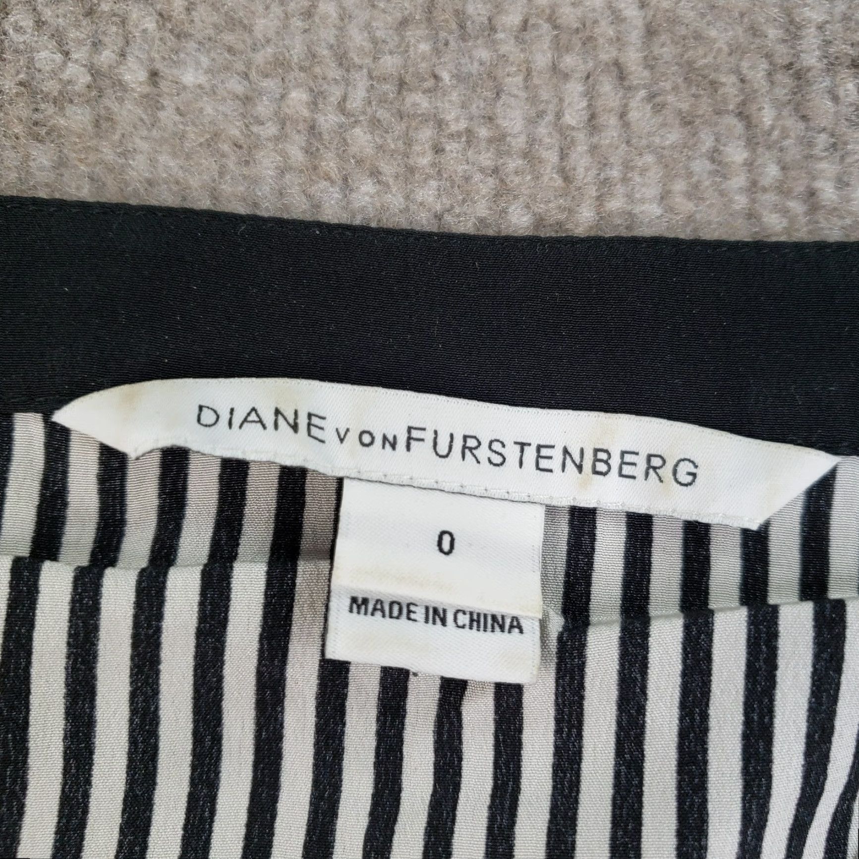 Diane von Furstenberg Diane Von Furstenburg Shirt Womens Size 0 White Silk Blouse V-Neck Button Long Sleeve Lightweight Casual Sleeve Blouse Womens Size XS / US 0-2 / IT 36-38 - 5 Thumbnail