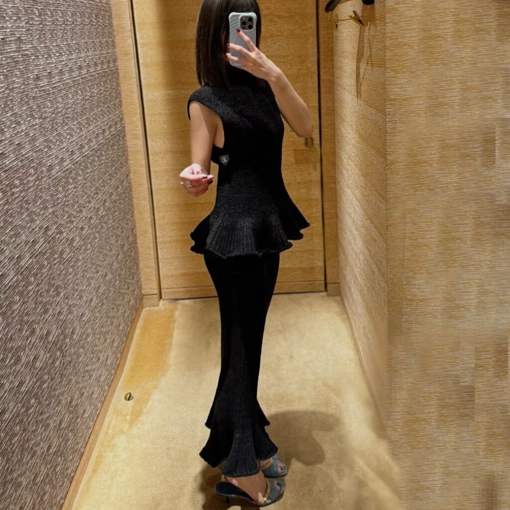 Louis Vuitton louis vuitton black fitted knit skirt Size 23" - 1 Thumbnail