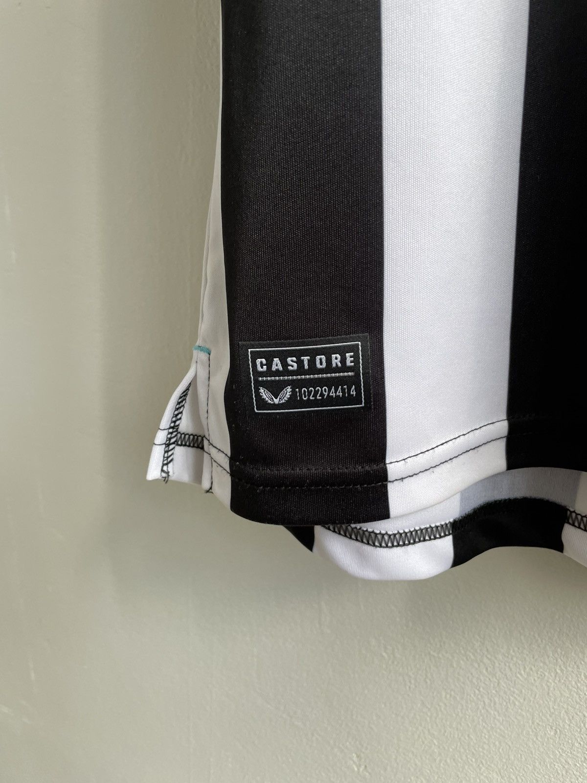 Castore NewCastle United 2023 2024 Home Football Shirt Soccer Jersey Size US L / EU 52-54 / 3 - 6 Thumbnail