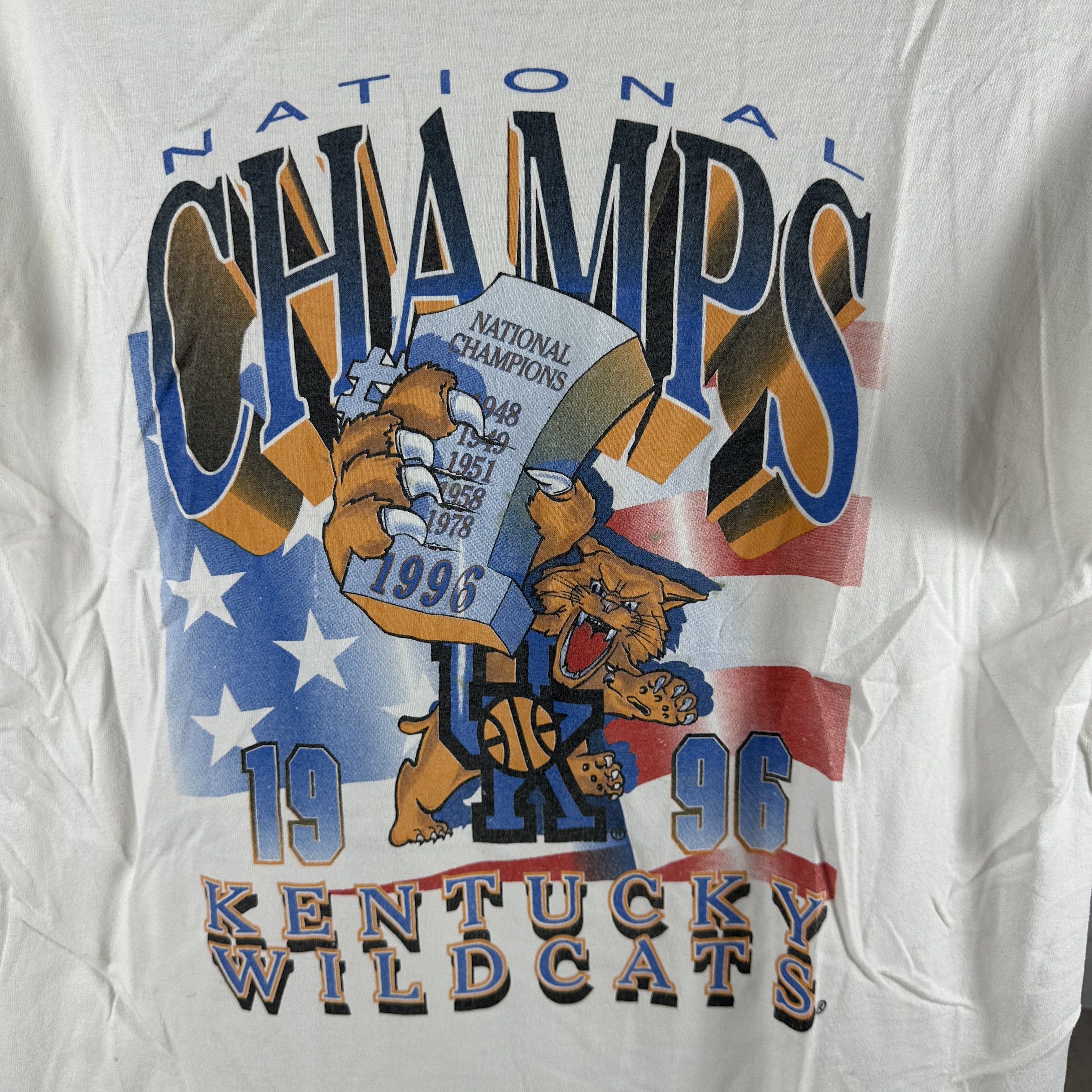 Vintage ​​​​Vintage 1996 Kentucky Wildcats NCAA National Champs Tee Size US L / EU 52-54 / 3 - 2 Thumbnail