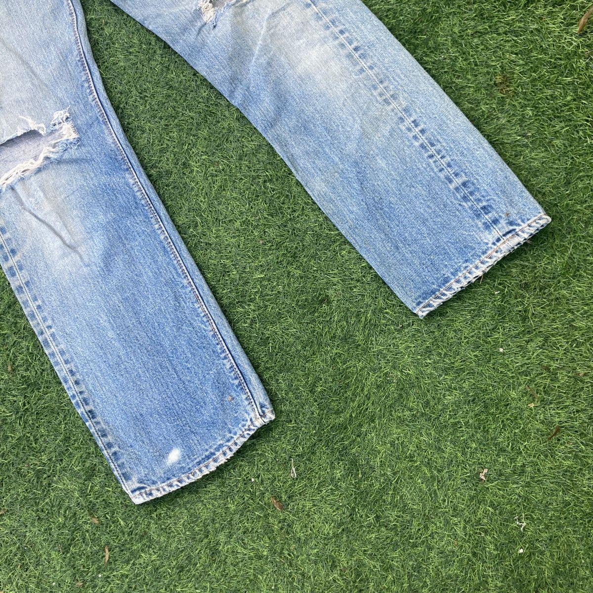 Levi's VINTAGE 60s LEVI’S 501 SELVEDGE BUTTON 6 DISTRESSED JEANS Size US 30 / EU 46 - 7 Thumbnail