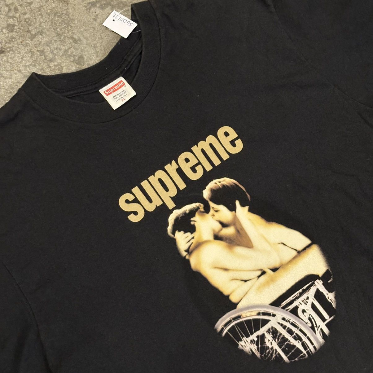 Supreme Supreme Kissing Tee Size US L / EU 52-54 / 3 - 2 Thumbnail