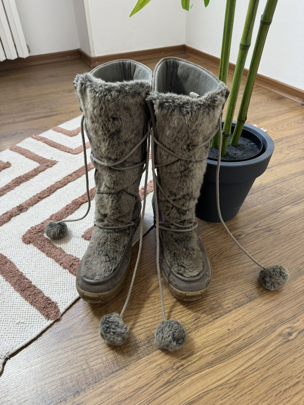 Juicy Couture VINTAGE JUICY COUTURE MOHAIR MONOGRAM WINTER UNT SNOW BOOTS Size US 9 / IT 39 - 3 Thumbnail