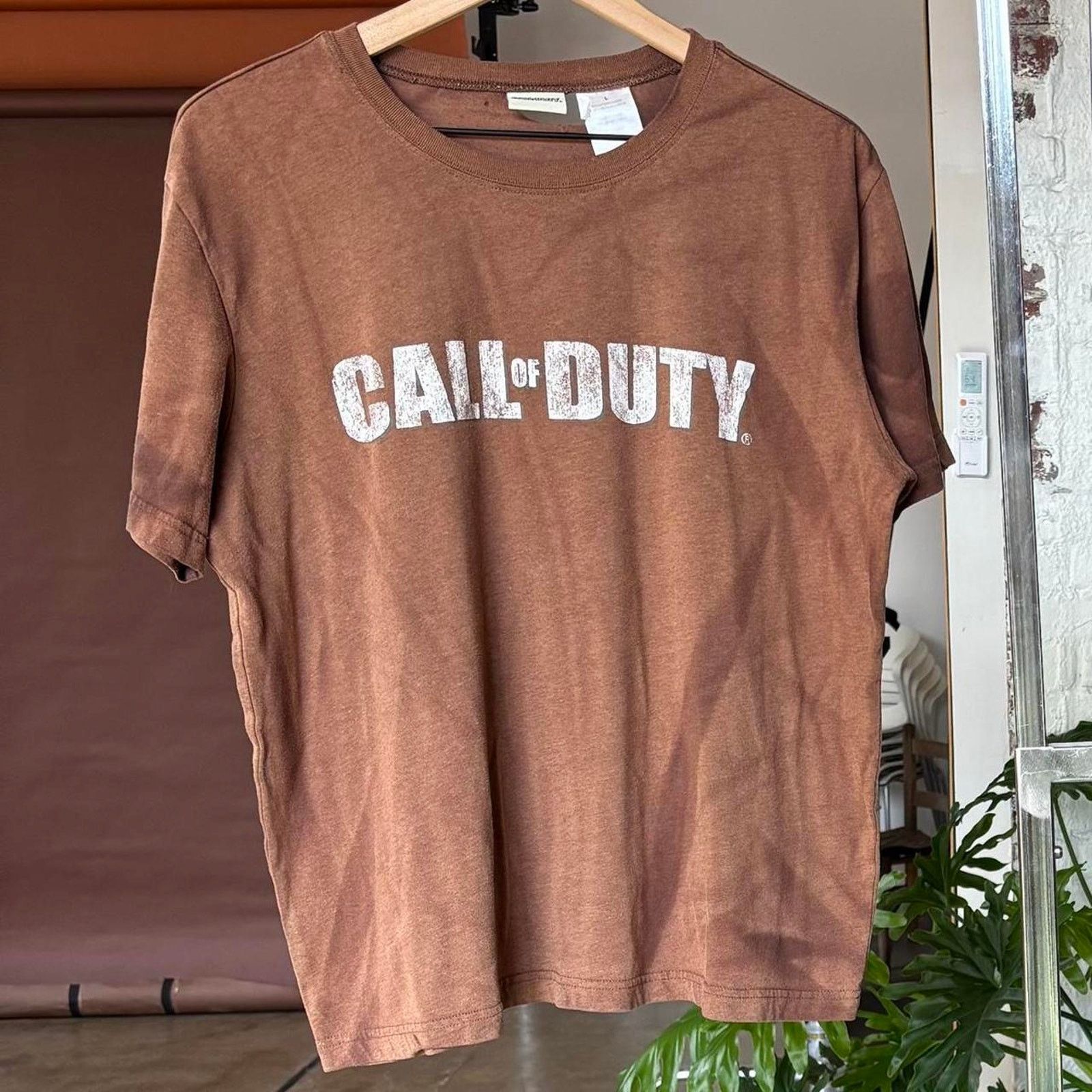 Vintage Vintage Brown & White Thrashed Sunfaded Call Of Duty T Shirt Size US M / EU 48-50 / 2 - 1 Thumbnail