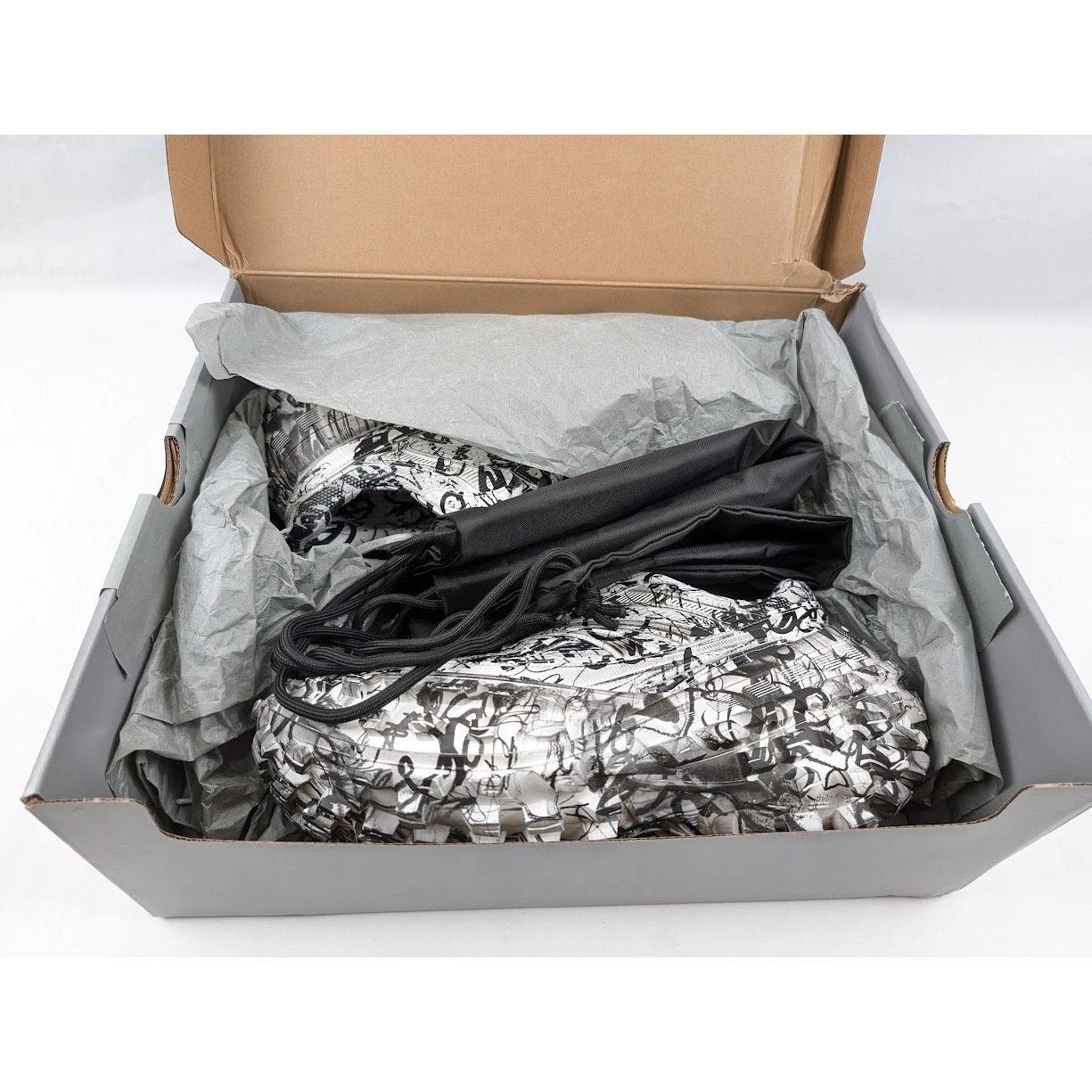 Balenciaga o1rshd1 Bouncer Extreme Graffiti Print in White/Black Size US 10 / EU 43 - 21 Thumbnail