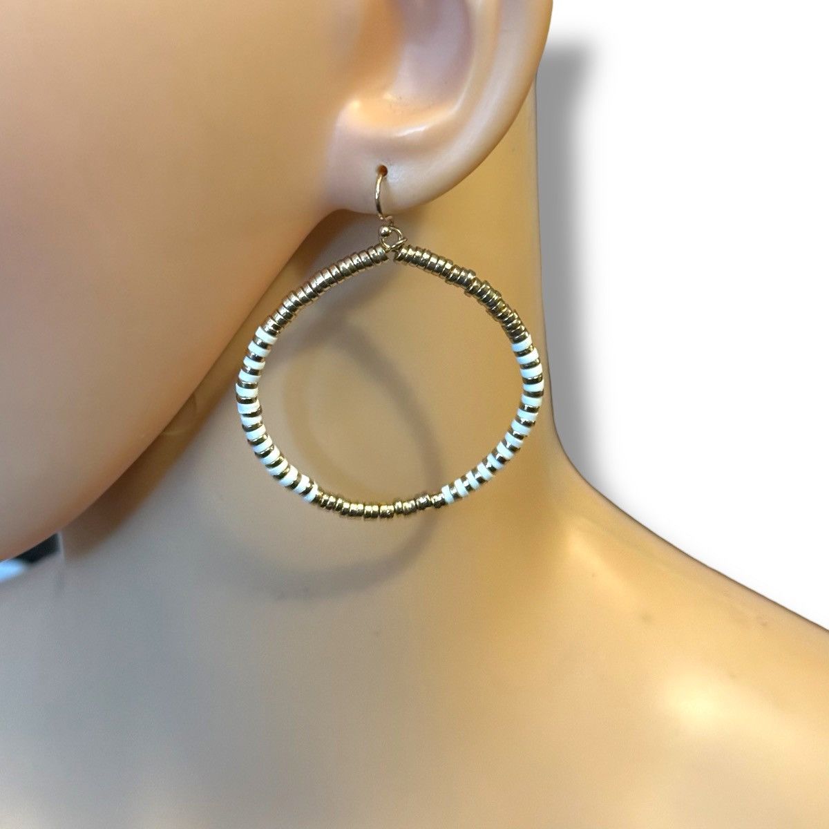 Other Gold and white beaded circle hoop earrings Size ONE SIZE - 2 Thumbnail