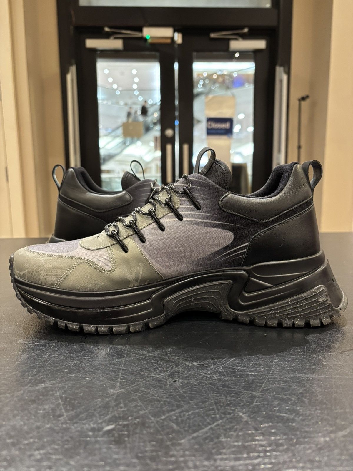 Louis Vuitton Louis Vuitton Run Away Pulse Sneaker - Grey Size US 9 / EU 42 - 3 Thumbnail