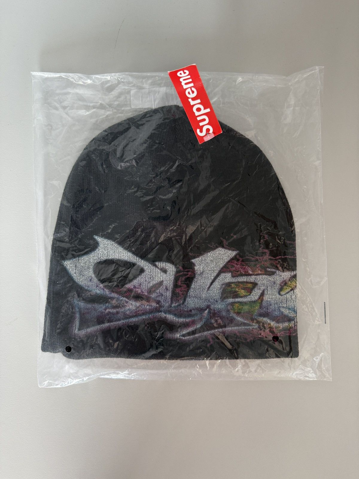 帽子 Supreme Tag Beanie black / Art Dealer Supreme Tag Beanie (FW25) - $40