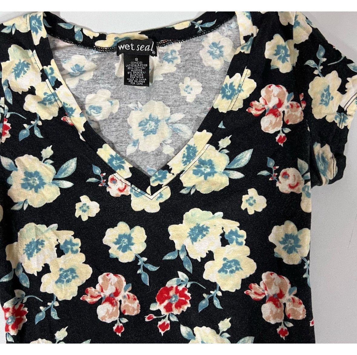Japanese Brand Wet Seal Black Floral V-Neck Shirt Top Blouse Tee Size S 💙✨ Size S / US 4 / IT 40 - 3 Thumbnail