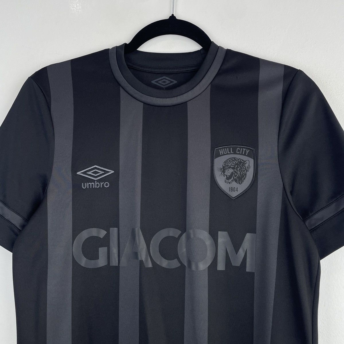 Umbro Hull City Away Umbro Men’s Jersey Shirt 2021/2022 Size US S / EU 44-46 / 1 - 2 Thumbnail