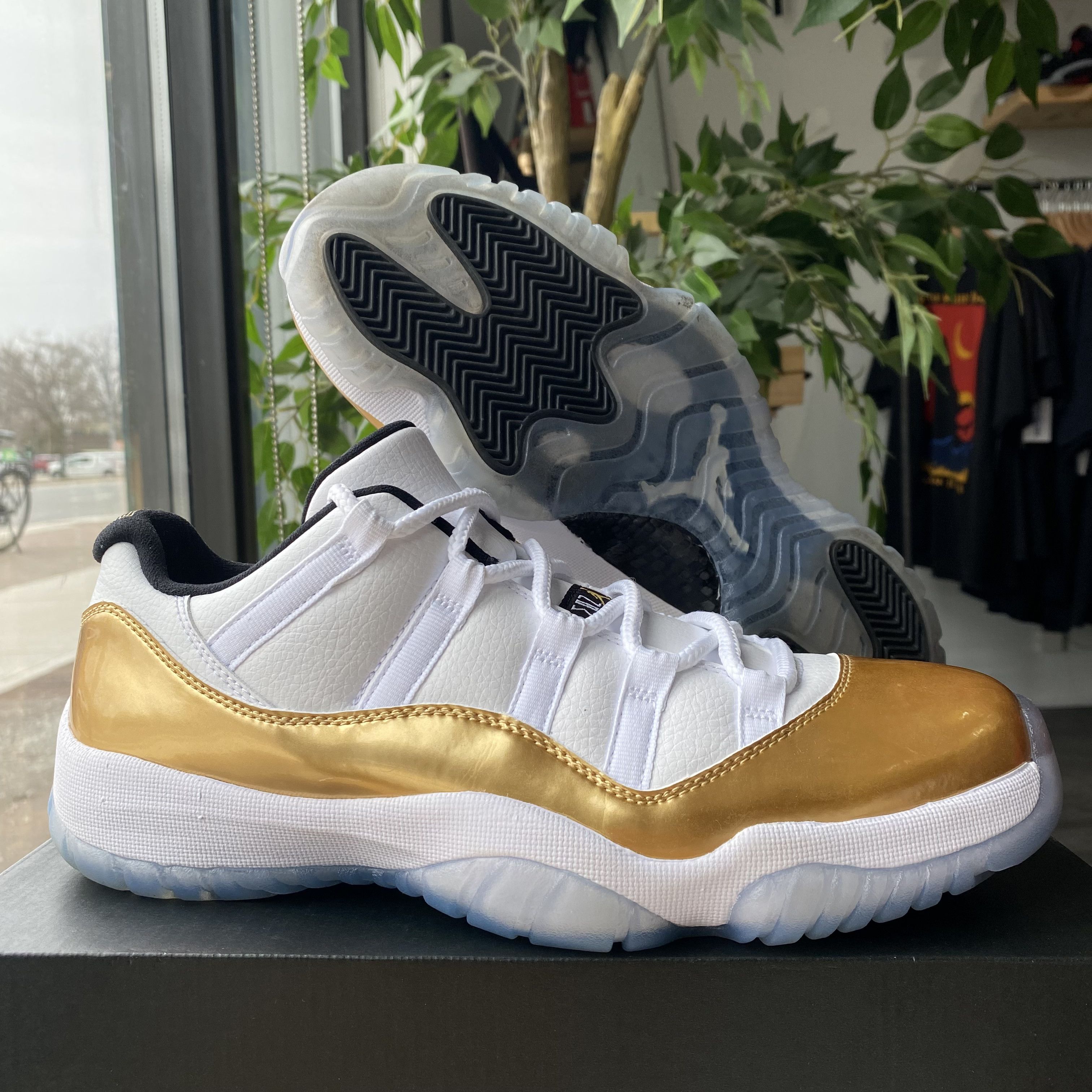 Jordan Brand Air Jordan 11 Low "Closing Ceremony" Size US 8.5 / EU 41-42 - 1 Thumbnail