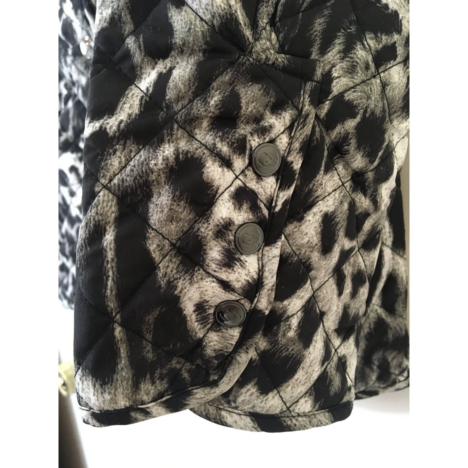 Other NWT, Chico’s 1P, Medium, 8P Quilted Snow Leopard Jacket Size M / US 6-8 / IT 42-44 - 4 Thumbnail