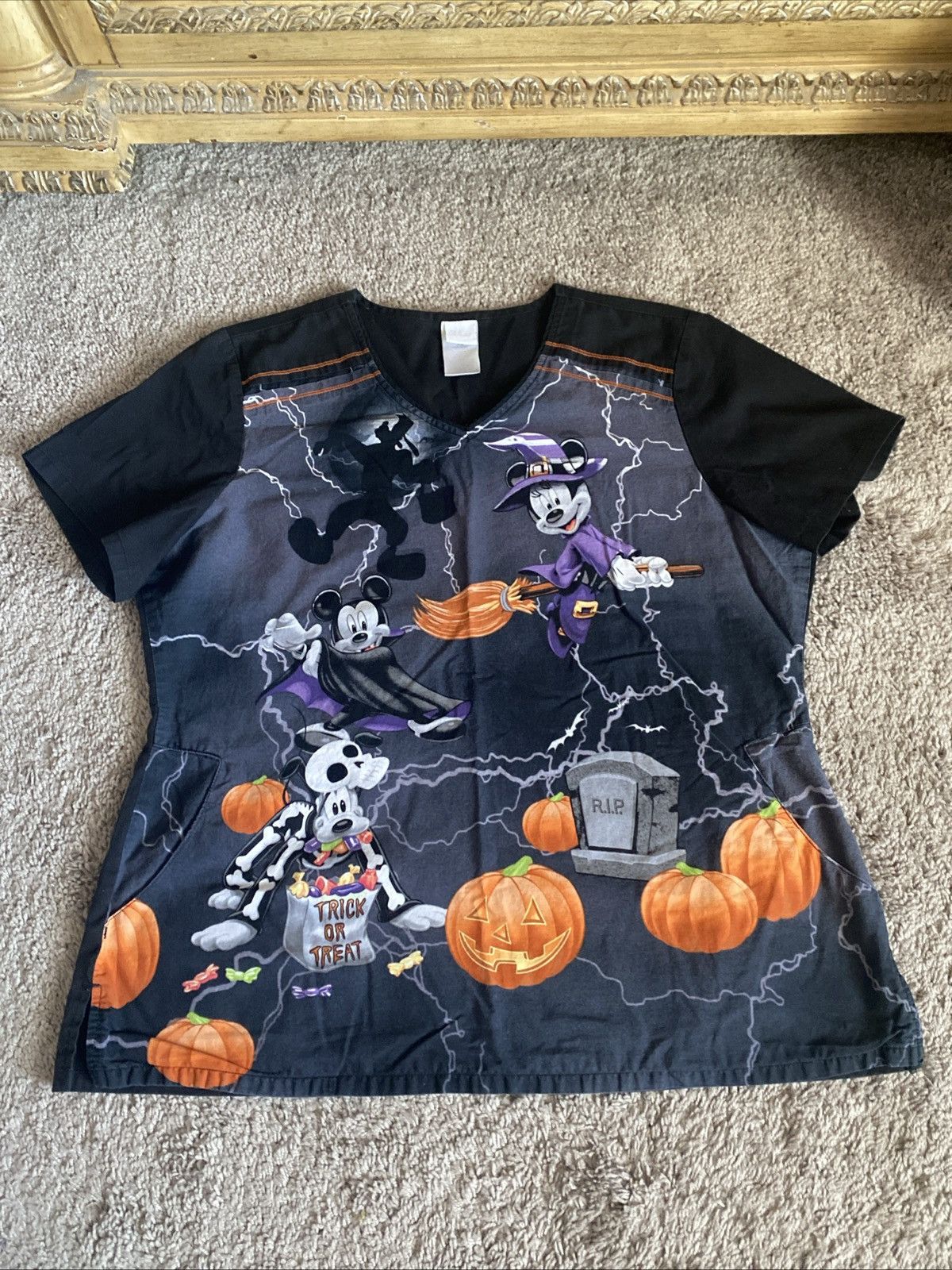 Disney Disney Mickey mouse & Friends Halloween Themed Scrub top Size XL / US 12-14 / IT 48-50 - 11 Thumbnail