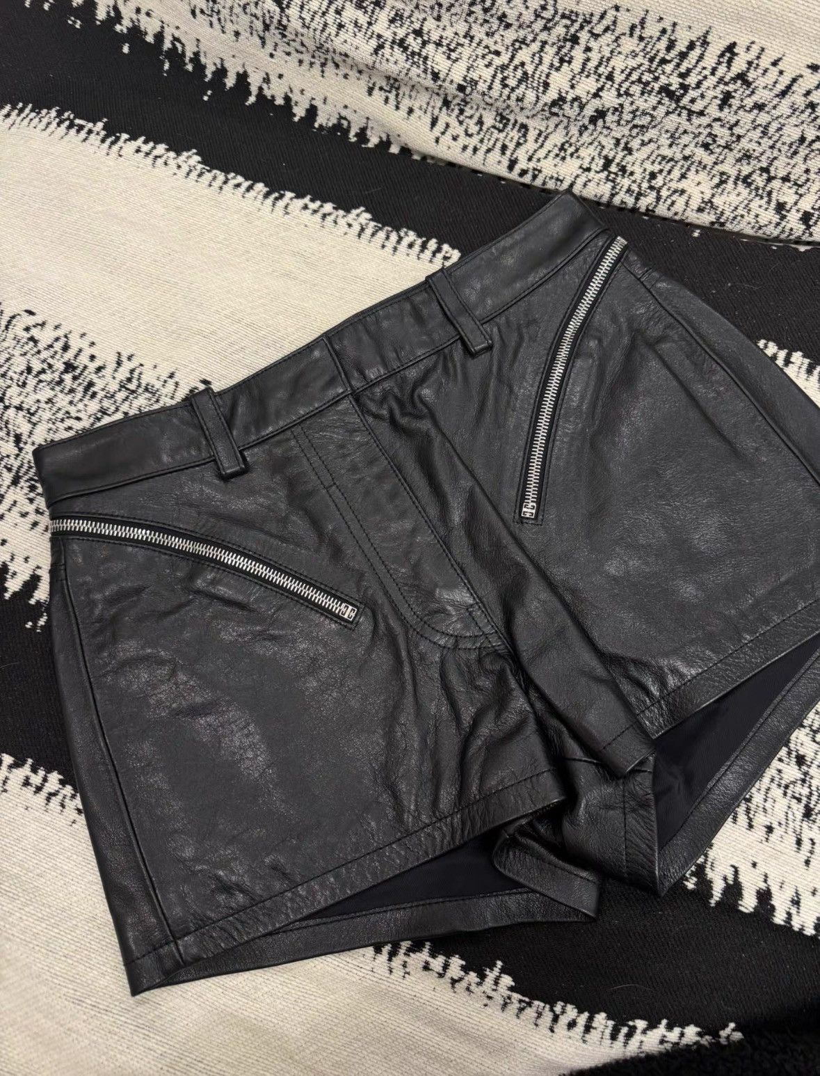 Givenchy Givenchy leather shorts Size 24" / US 00 / IT 34 - 2 Thumbnail