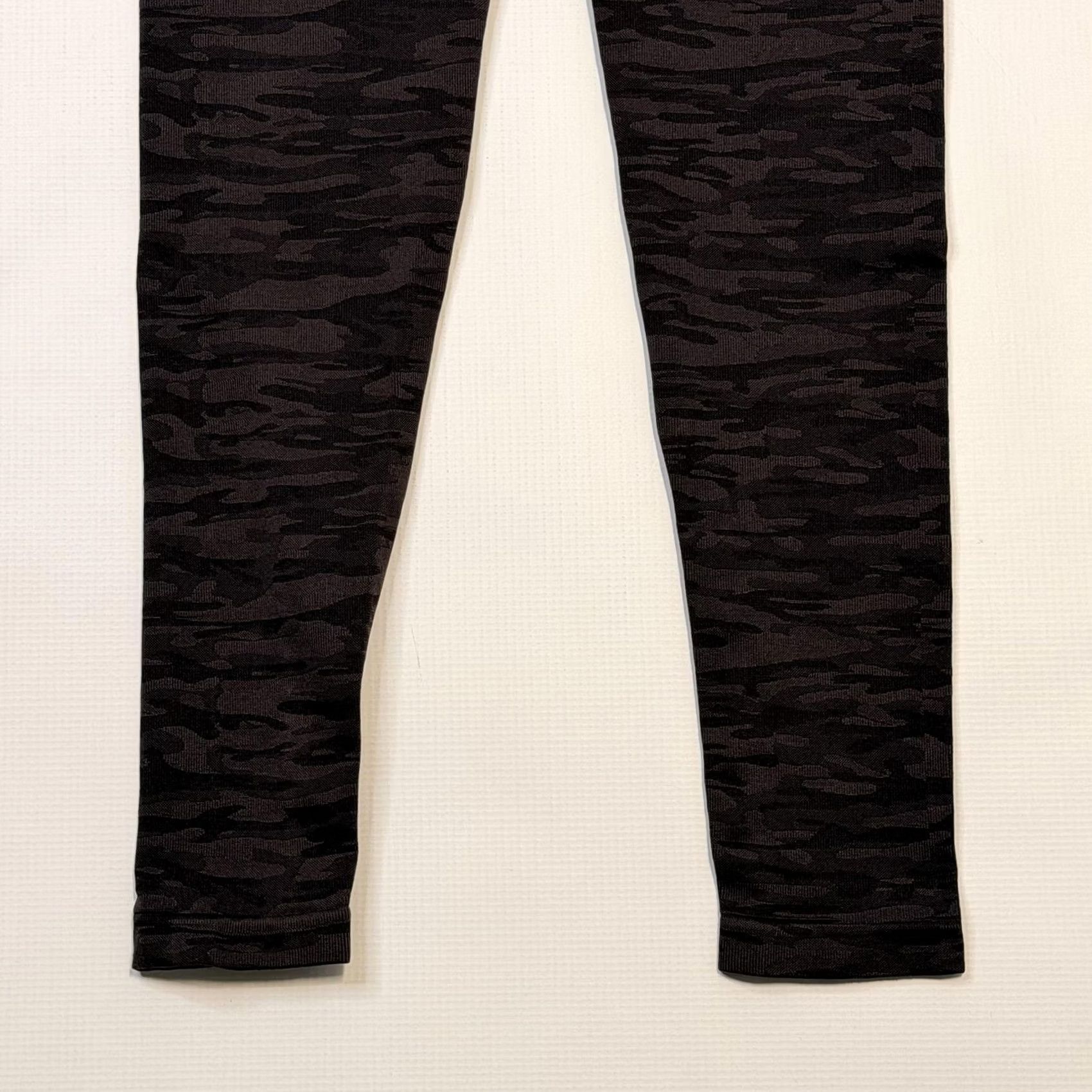 Spanx Assets by Spanx Leggings Women's Small Black Camouflage High Rise Ankle Shaping Knit Nyl Spandex Elastic Waist Trouser? Size 28" / US 6 / IT 42 - 4 Thumbnail