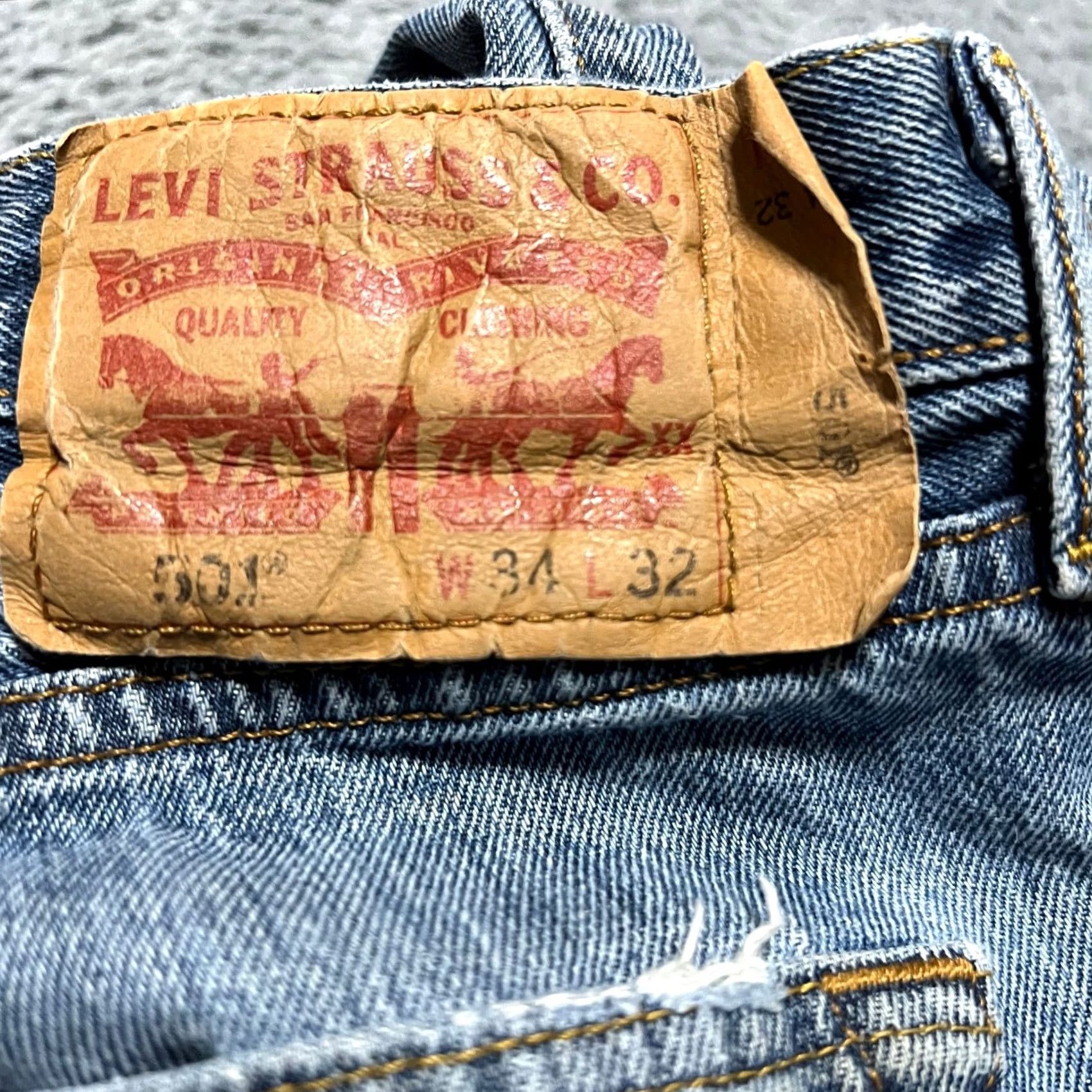 Levi's 1. Specificity: The title is more specific about size and style Size US 34 / EU 50 - 7 Thumbnail