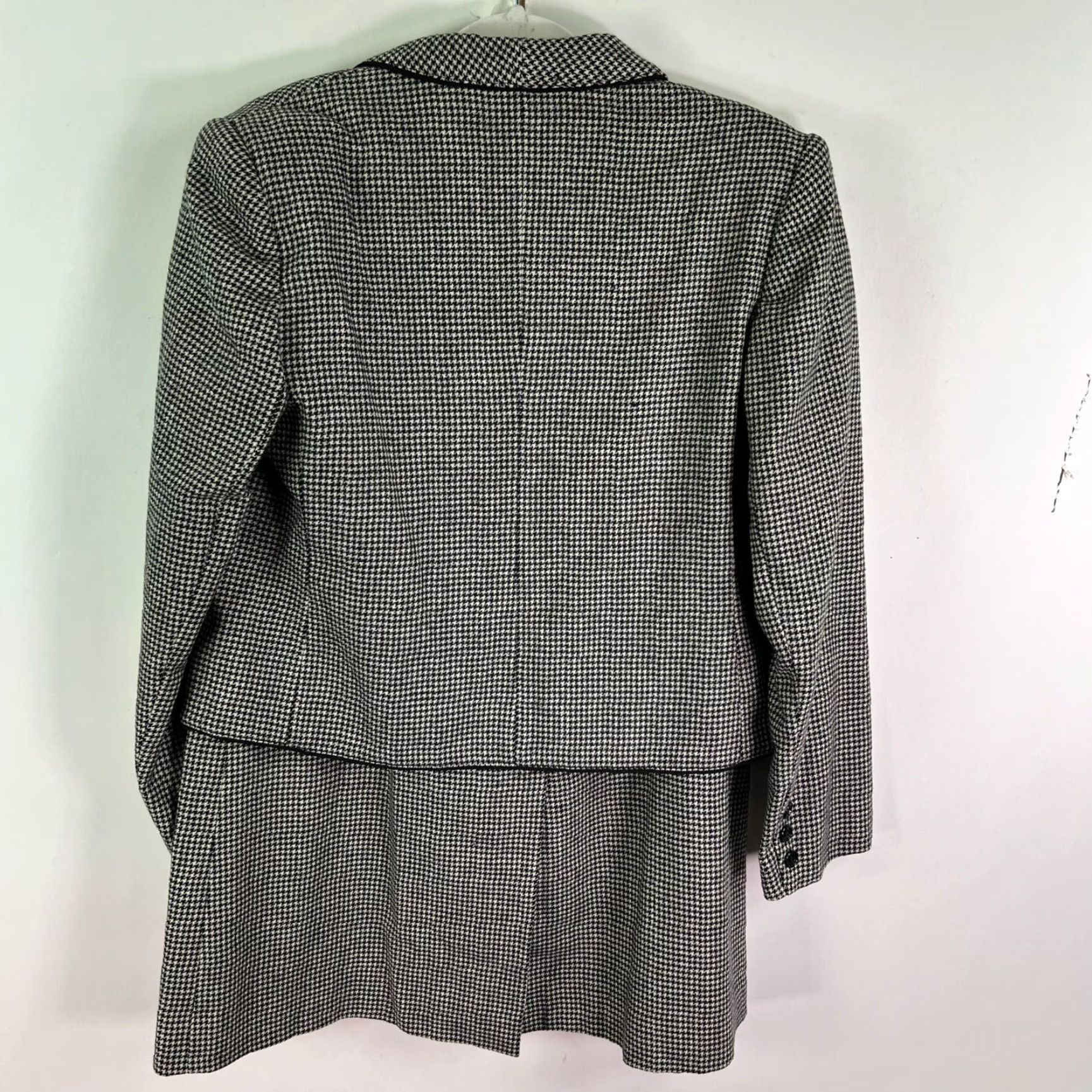 Spellbound VINTAGE Daniel Spellbound Blazer Skirt Set 14 Black/White Houndstooth Wool Blended Blazer Skirt 2 Piece Women Tailored Notch 80s Suit Set Womens Size 36" / US 14 / IT 50 - 6 Thumbnail