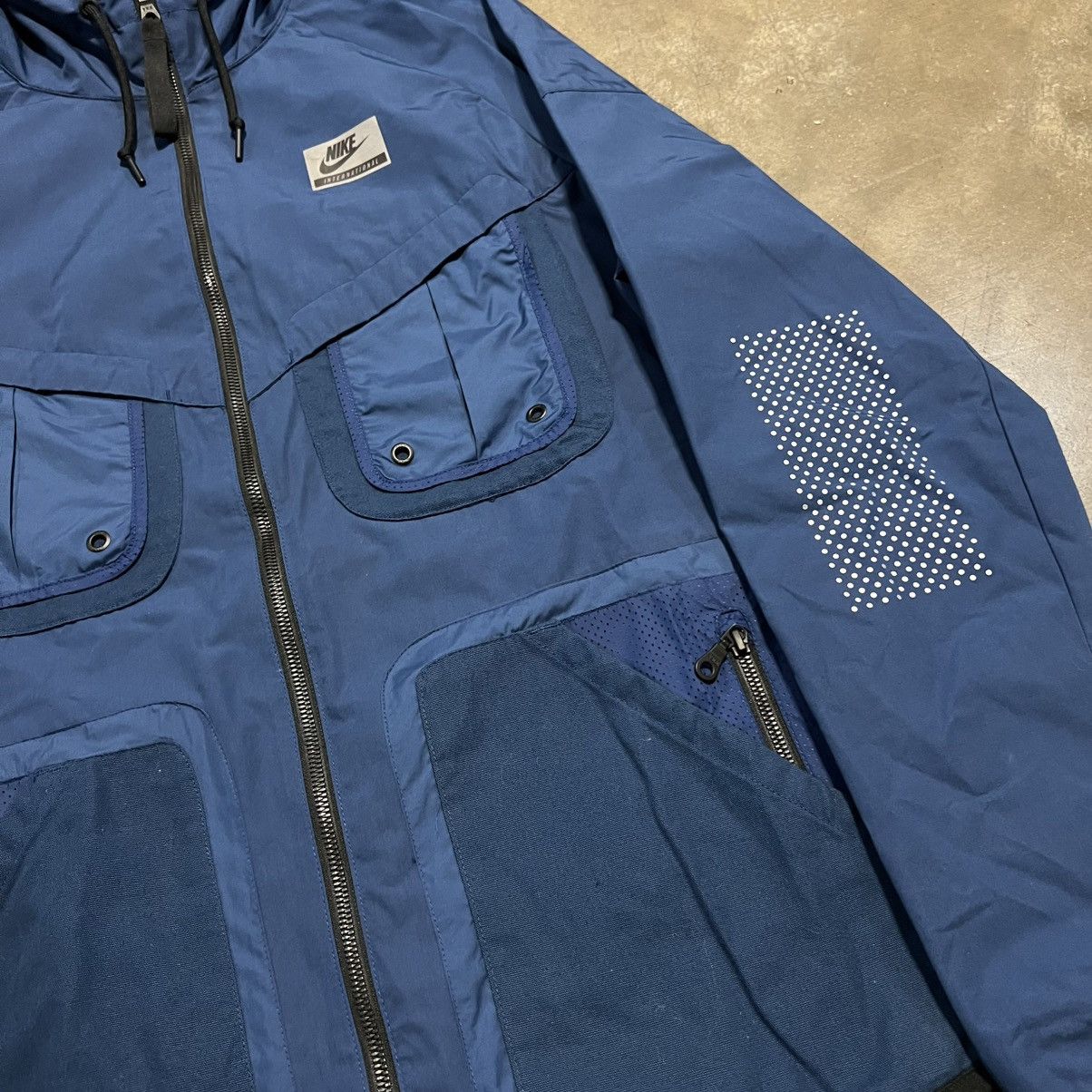 Nike Nike International Windbreaker Jacket Lightweight Hooded Y2K Size US L / EU 52-54 / 3 - 4 Thumbnail