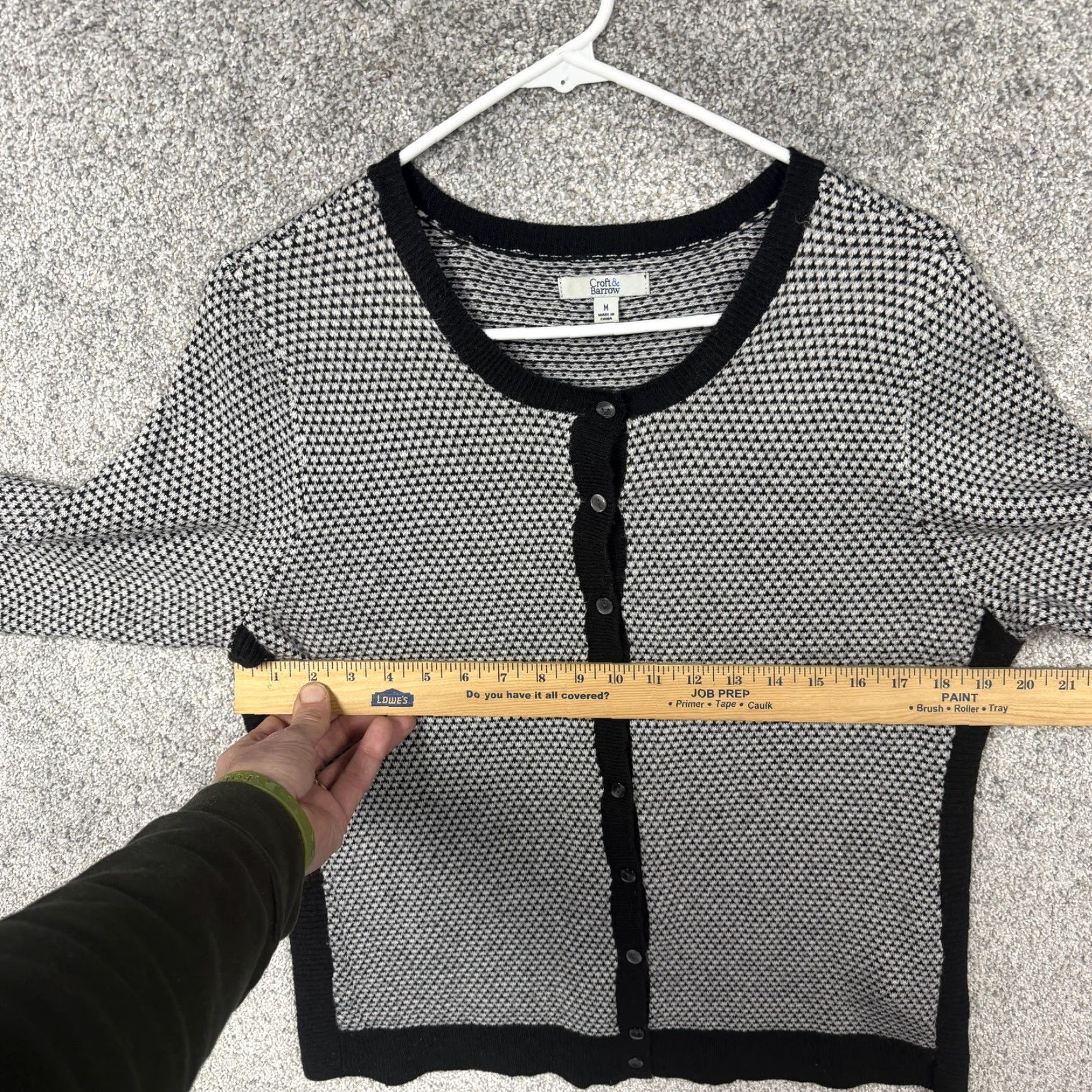 Croft & Barrow Croft & Barrow Cardigan Sweater Womens M Gray Geometric Knit Preppy Crew Neck Long Sleeve Button-Front Size M / US 6-8 / IT 42-44 - 4 Thumbnail