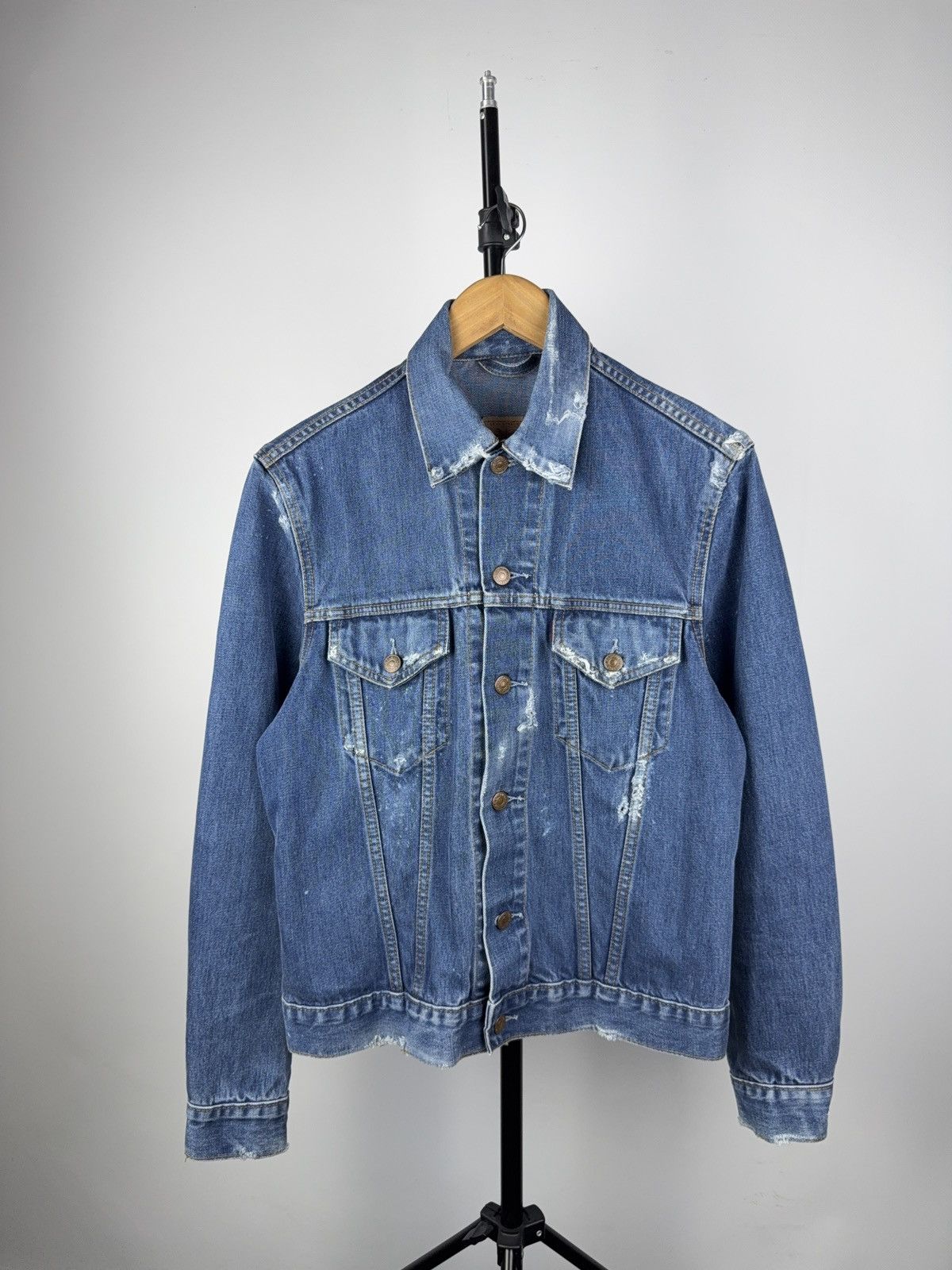 Levi's Vintage Clothing Vintage Levi’s Distressed Denim Jacket 90s Trucker Size US M / EU 48-50 / 2 - 1 Thumbnail
