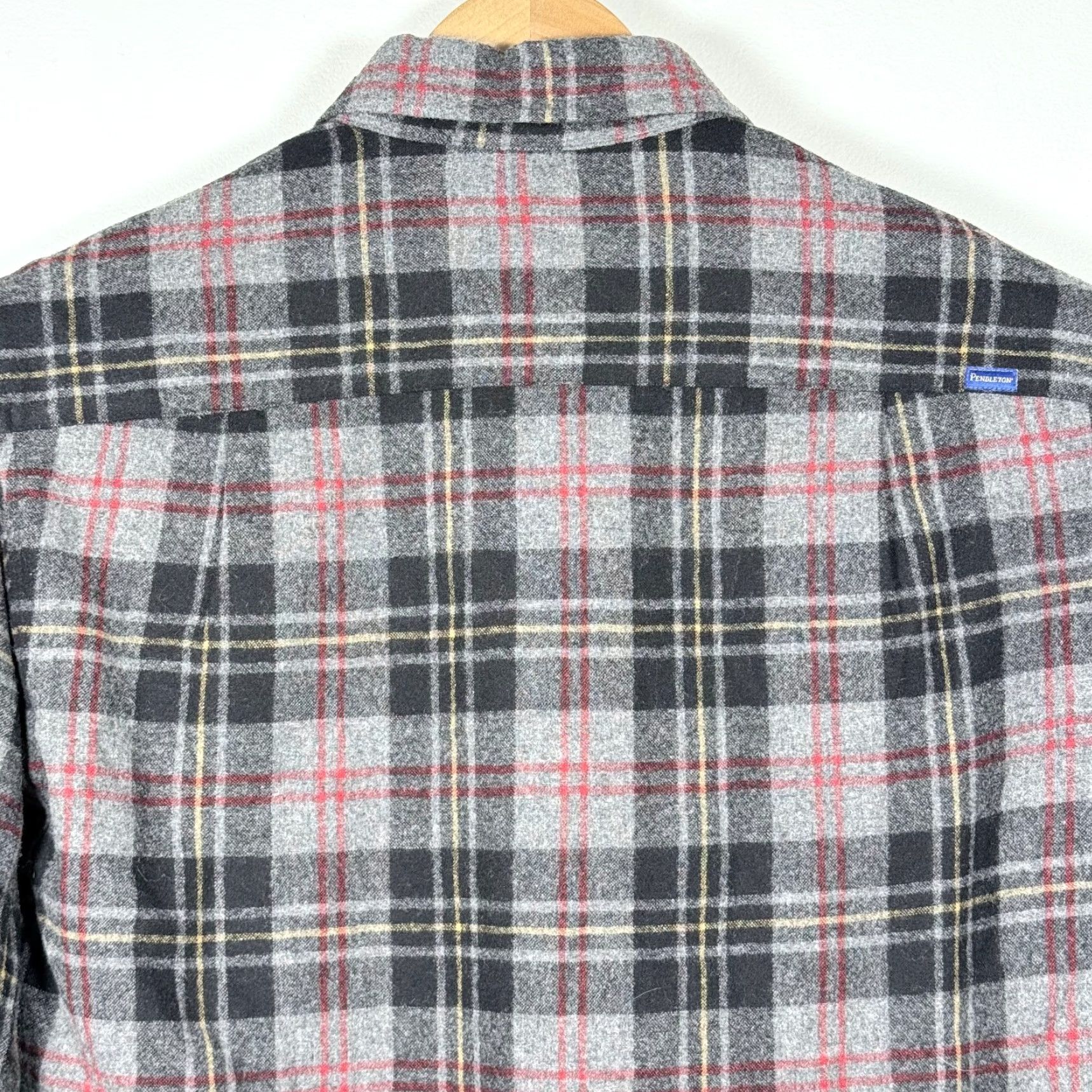 Pendleton VINTAGE Pendleton Shirt Gray Plaid Virgin Wool Fitted Men's Size Medium Size US M / EU 48-50 / 2 - 5 Thumbnail