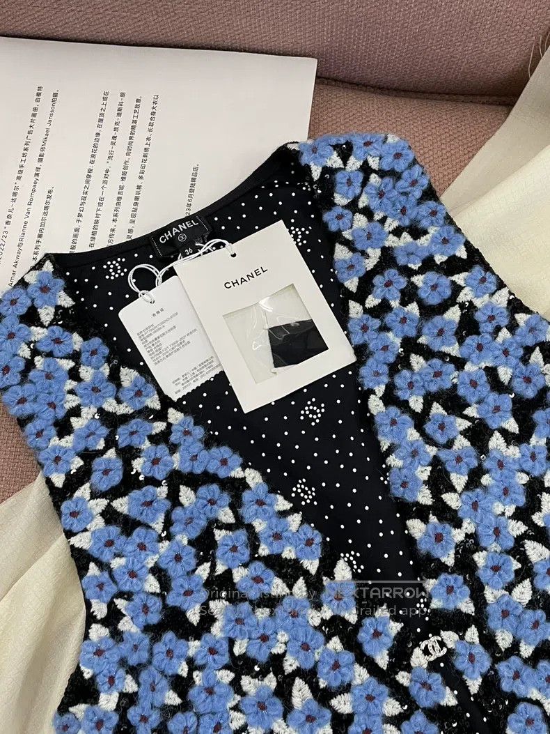 Chanel Chanel 24B blue small flower vest jacket Size XS / US 0-2 / IT 36-38 - 2 Thumbnail