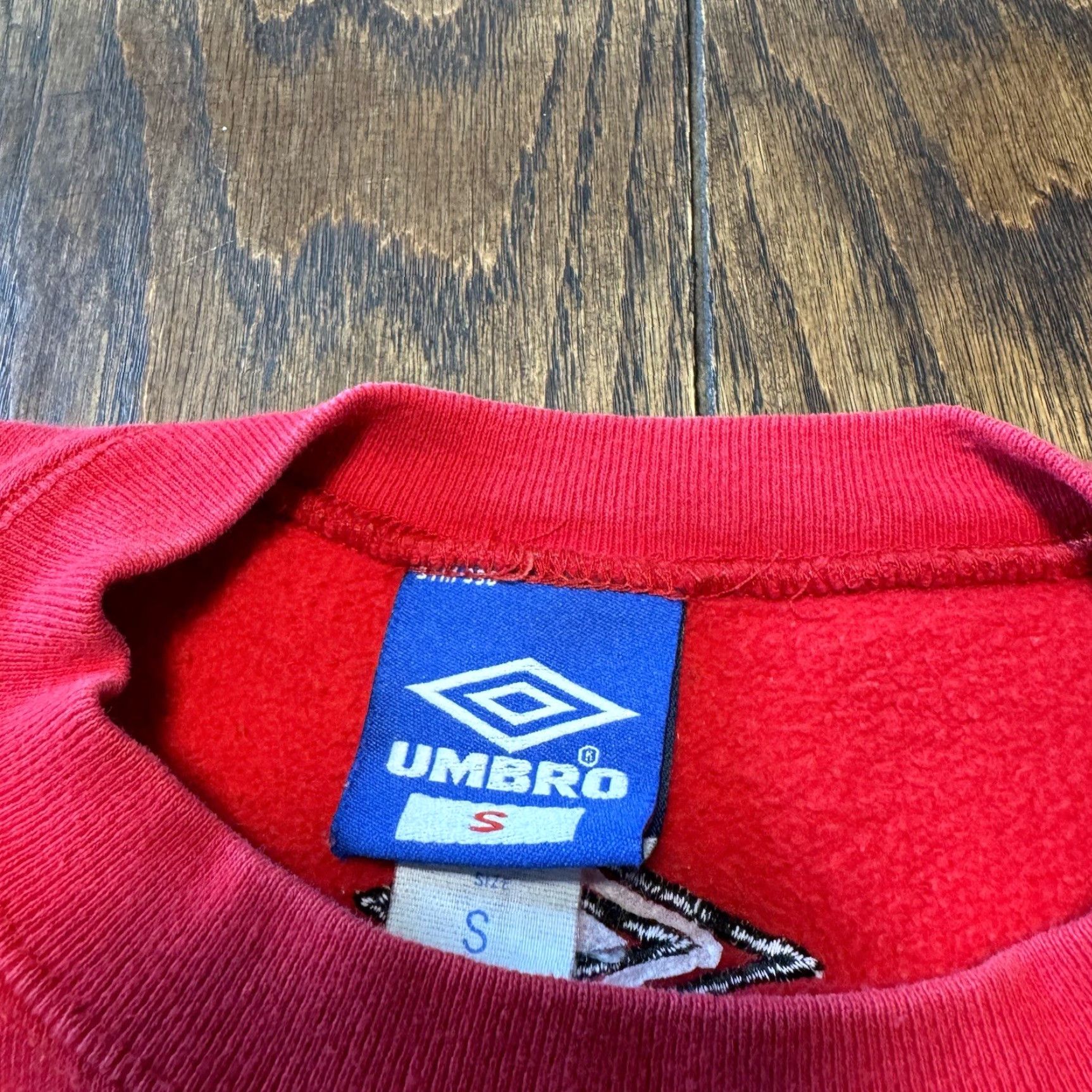 Umbro VINTAGE Umbro Sweatshirt Men Small Red 90s Crewneck Embroidered Logo Pullover Size US S / EU 44-46 / 1 - 4 Thumbnail