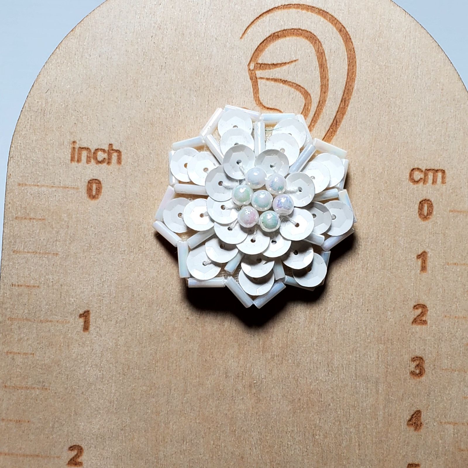 Other Flower Beaded Post Back Earrings 1" Round Floral White New Size ONE SIZE - 2 Thumbnail