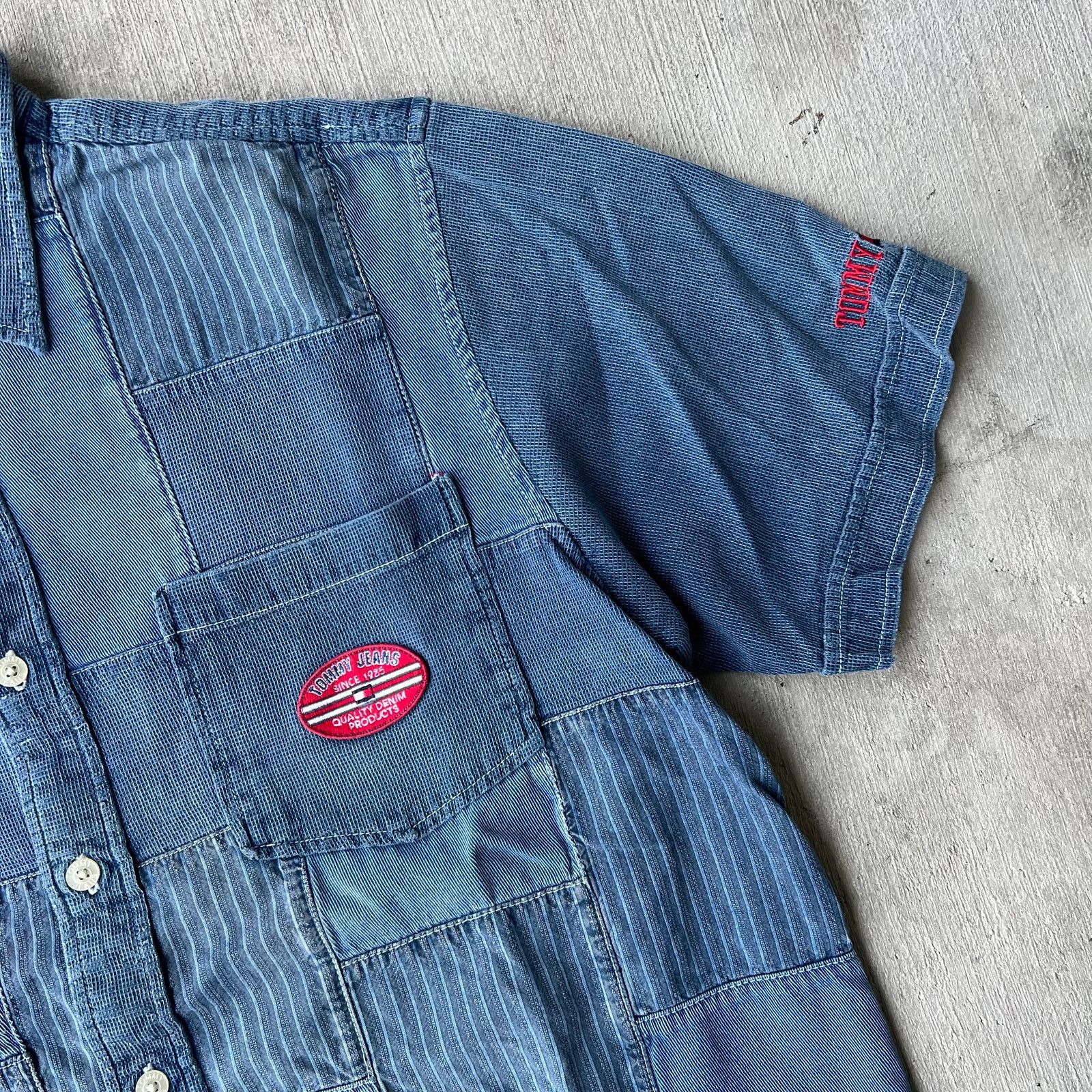 Vintage Vintage Tommy jeans y2k denim button up graphic t shirt Size US L / EU 52-54 / 3 - 4 Thumbnail