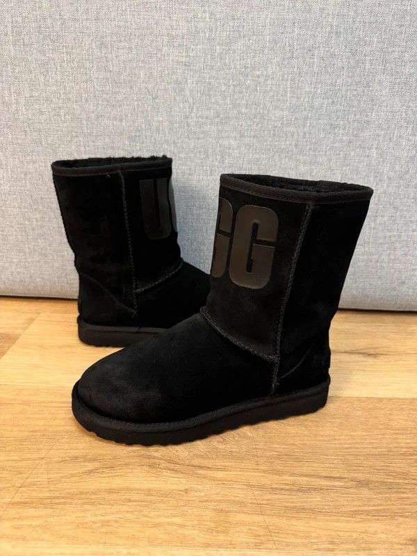 Ugg UGG Classic Short Ugg Rubber Logo Black Winter Boots size 39 Size US 8 / IT 38 - 1 Thumbnail