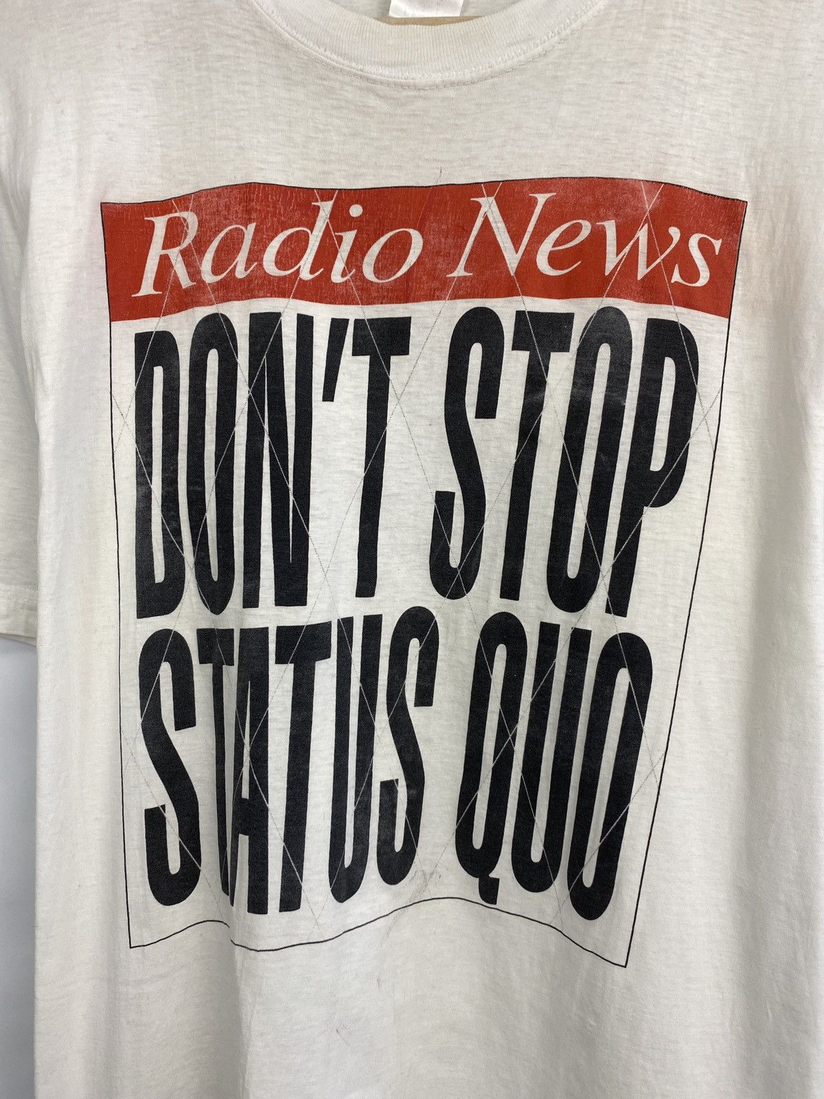 Band Tees × Vintage 🏴󠁧󠁢󠁥󠁮󠁧󠁿 Vintage 90s Status Quo Radio News Don’t Stop T-Shirt Retro Size US L / EU 52-54 / 3 - 4 Thumbnail