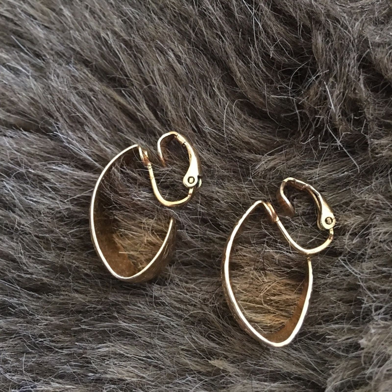 Vintage Vintage gold tone textured design clip earrings Size ONE SIZE - 2 Thumbnail