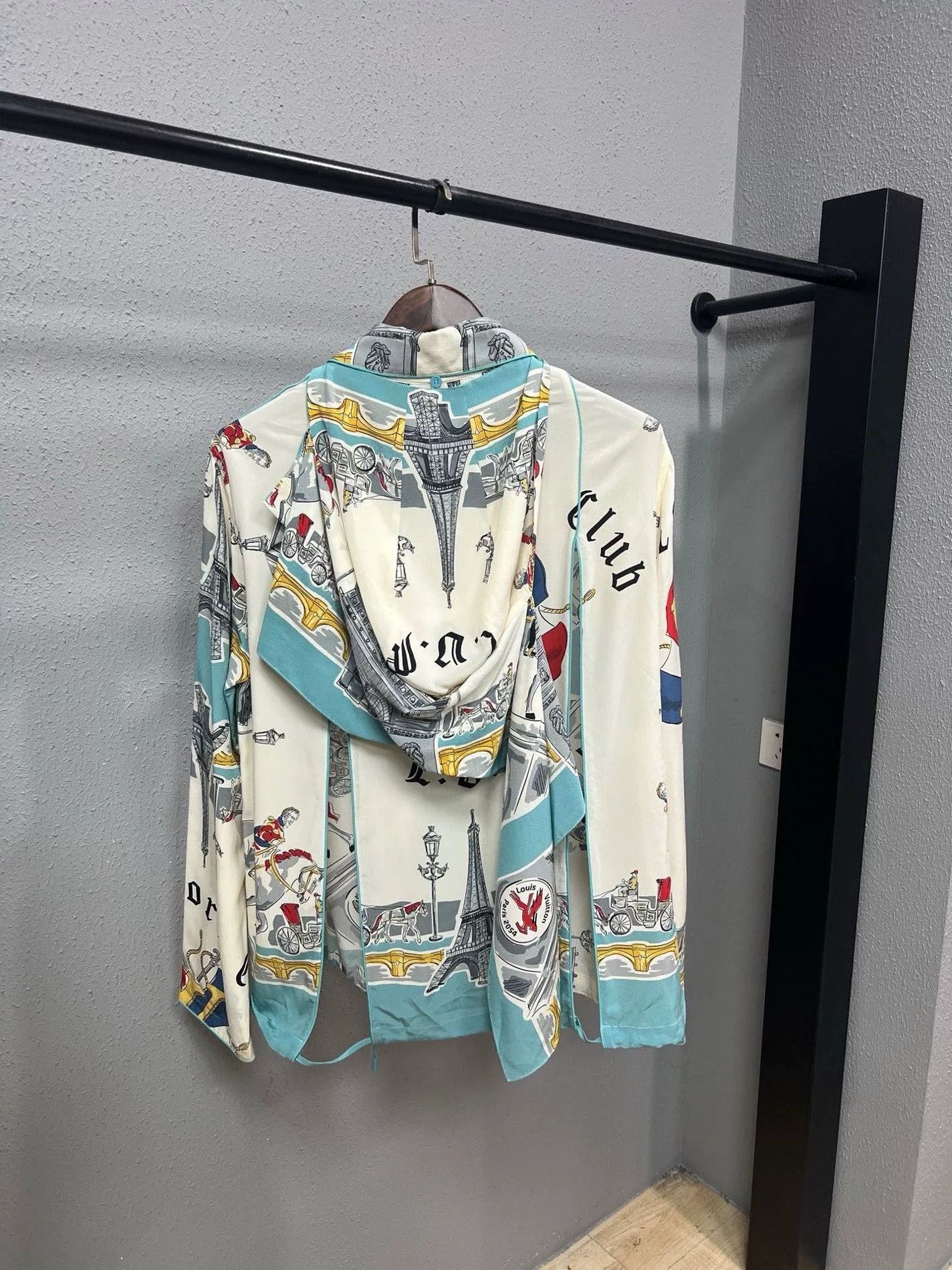 Louis Vuitton Louis Vuitton Baroque Print Silk Shirt Size US 7 / EU 40 - 2 Thumbnail