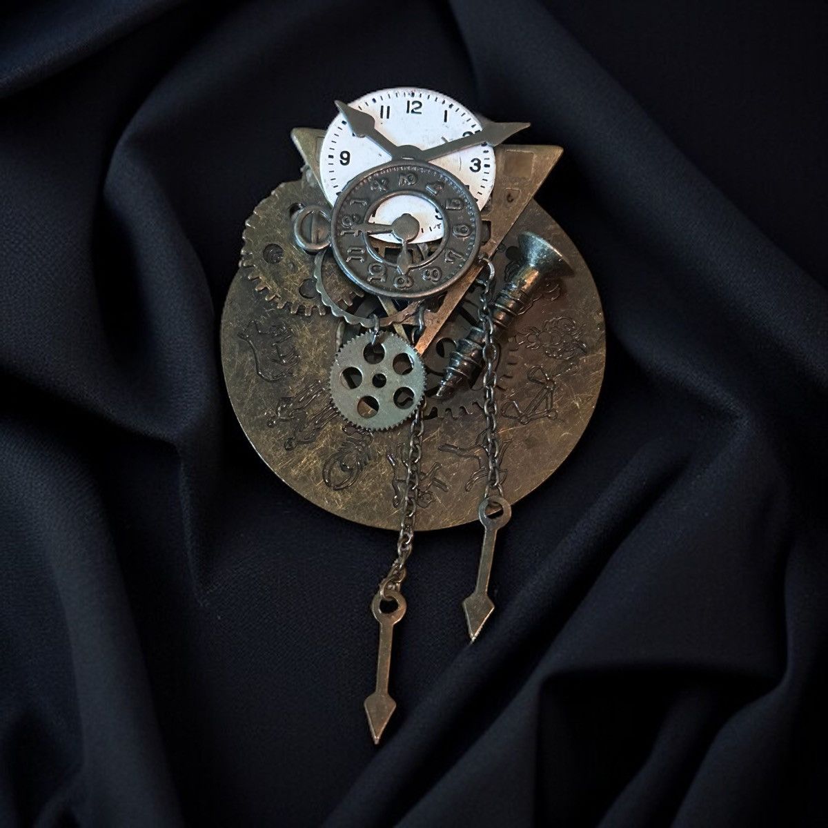 Vintage Vintage steampunk watch/clock parts brooch Size ONE SIZE - 1 Thumbnail