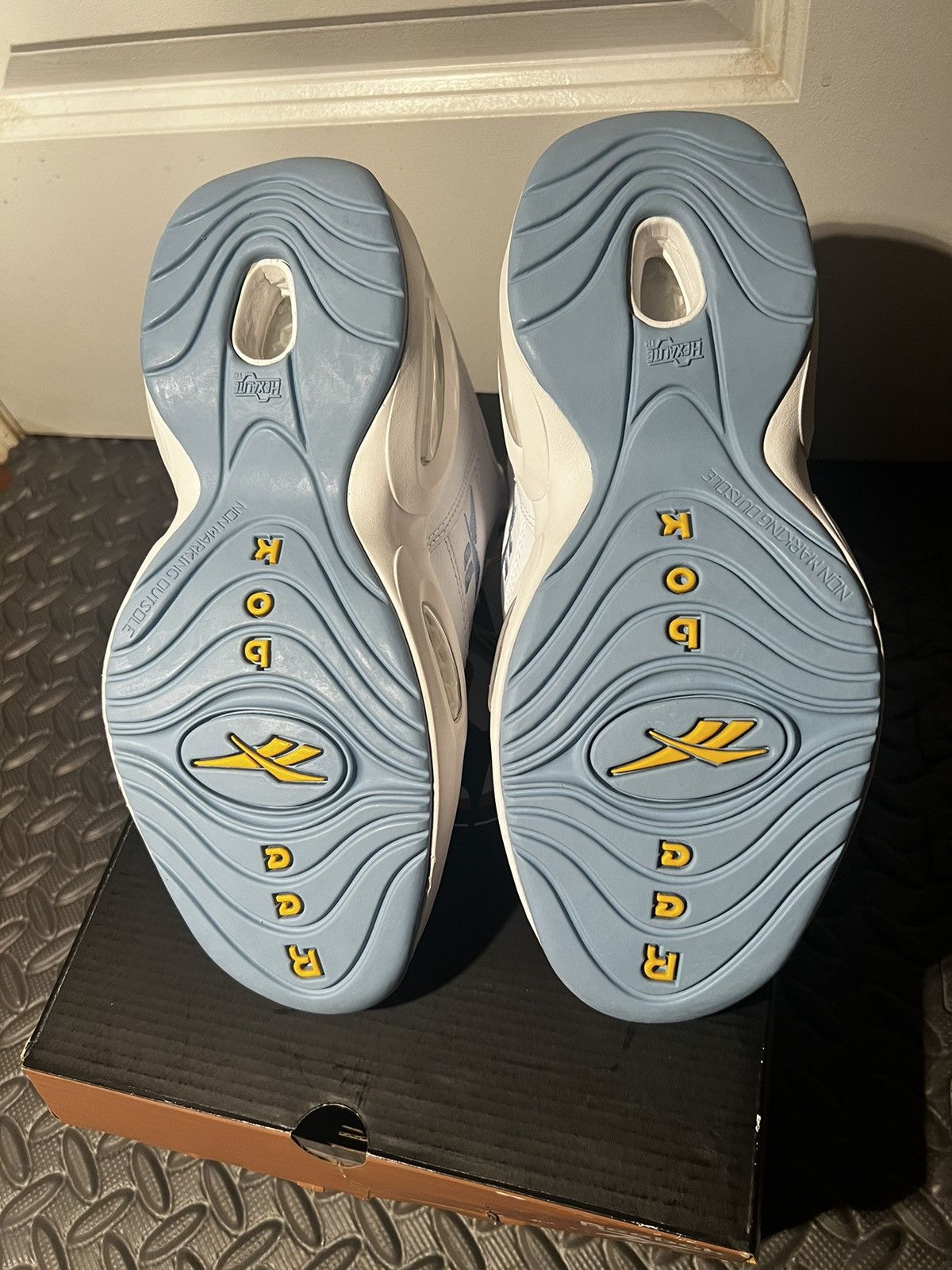 Reebok NEW Reebok Question Mid Nuggets Blue size 7 Basketball Shoes Size US 7 / EU 40 - 9 Thumbnail