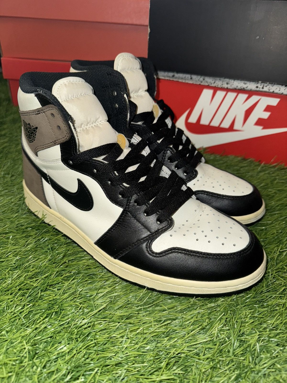 Nike Jordan 1 Retro High Dark Mocha Sneakers Size US 9 / EU 42 - 1 Thumbnail