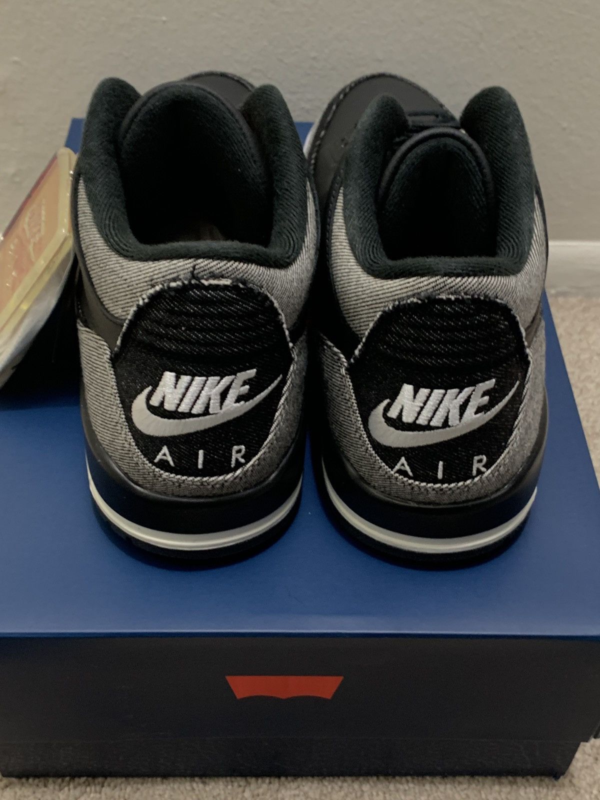 Jordan Brand × Levi's Jordan Retro 3 Levi’s Black Size 10.5 Style #IR0914-400 Size US 10.5 / EU 43-44 - 4 Thumbnail