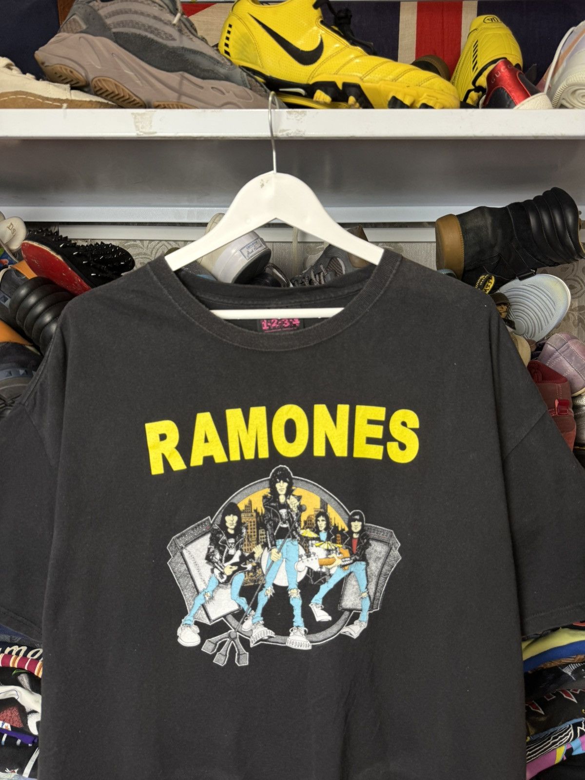 Band Tees 1999 Ramones Road to Ruin Vintage T Shirt Y2K Size US XL / EU 56 / 4 - 2 Thumbnail