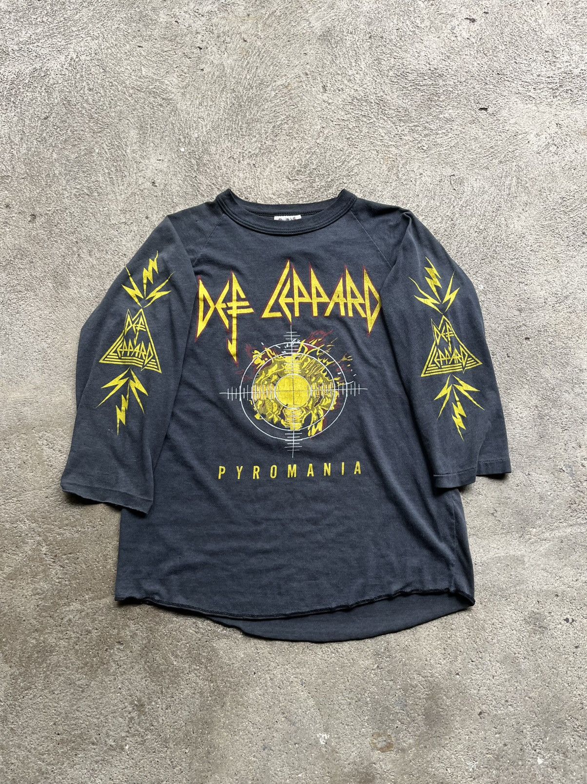 Def Leppard 1983 Pyromania Def Leppard Tour shirt Size US M / EU 48-50 / 2 - 1 Thumbnail